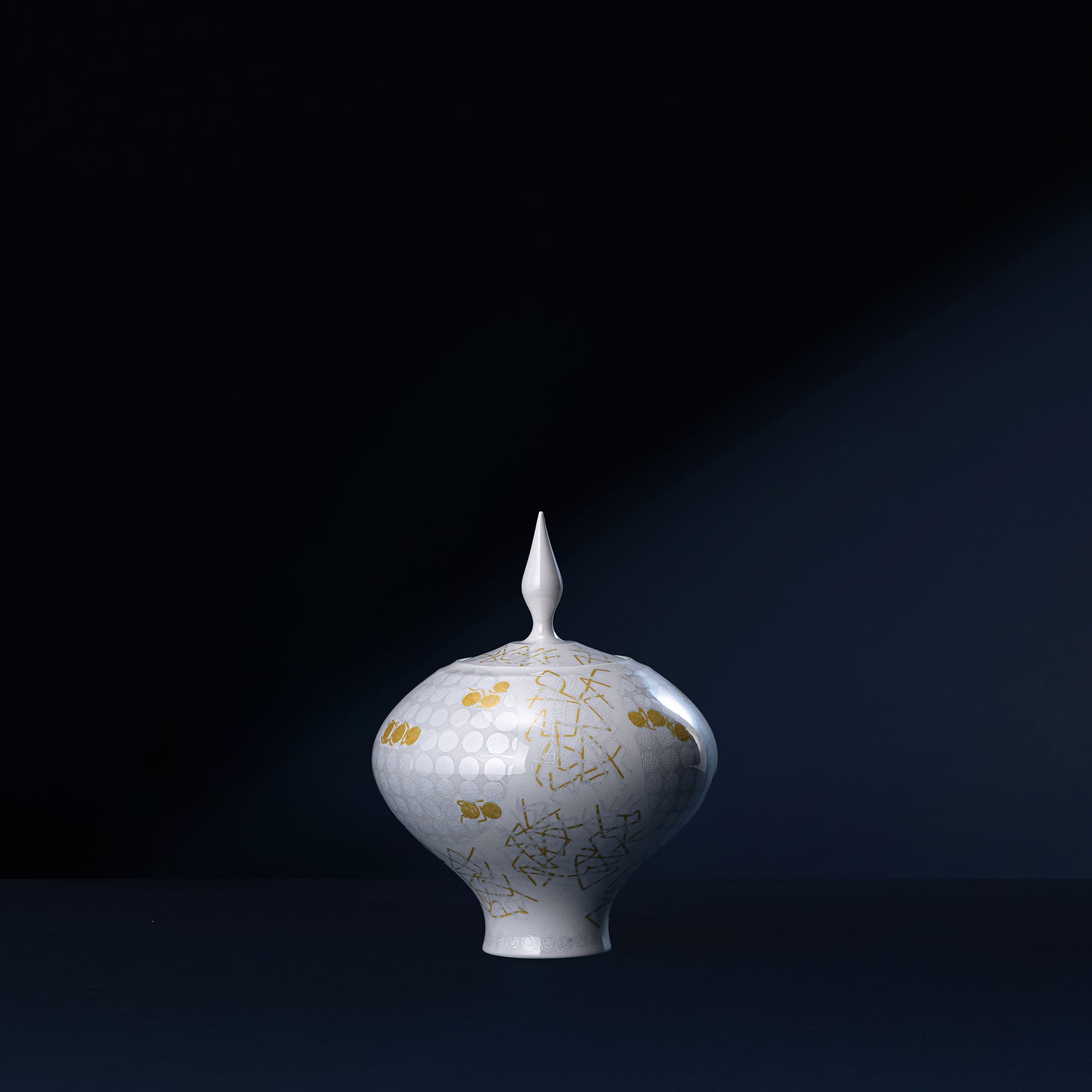 Yuri-Ginsai White Silver Circular Pattern Lidded Vase