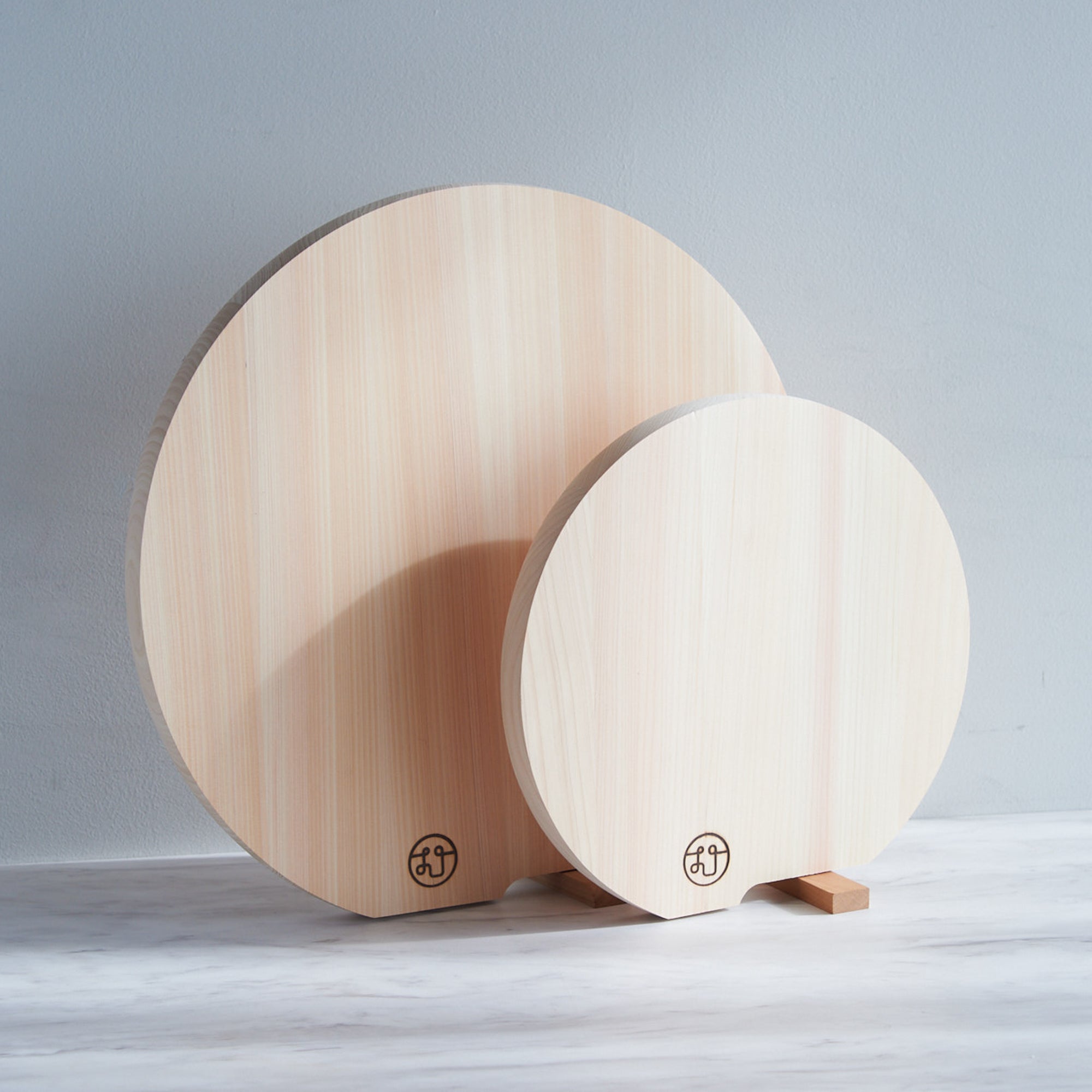 Tono Hinoki Round Cutting Board with Stand
