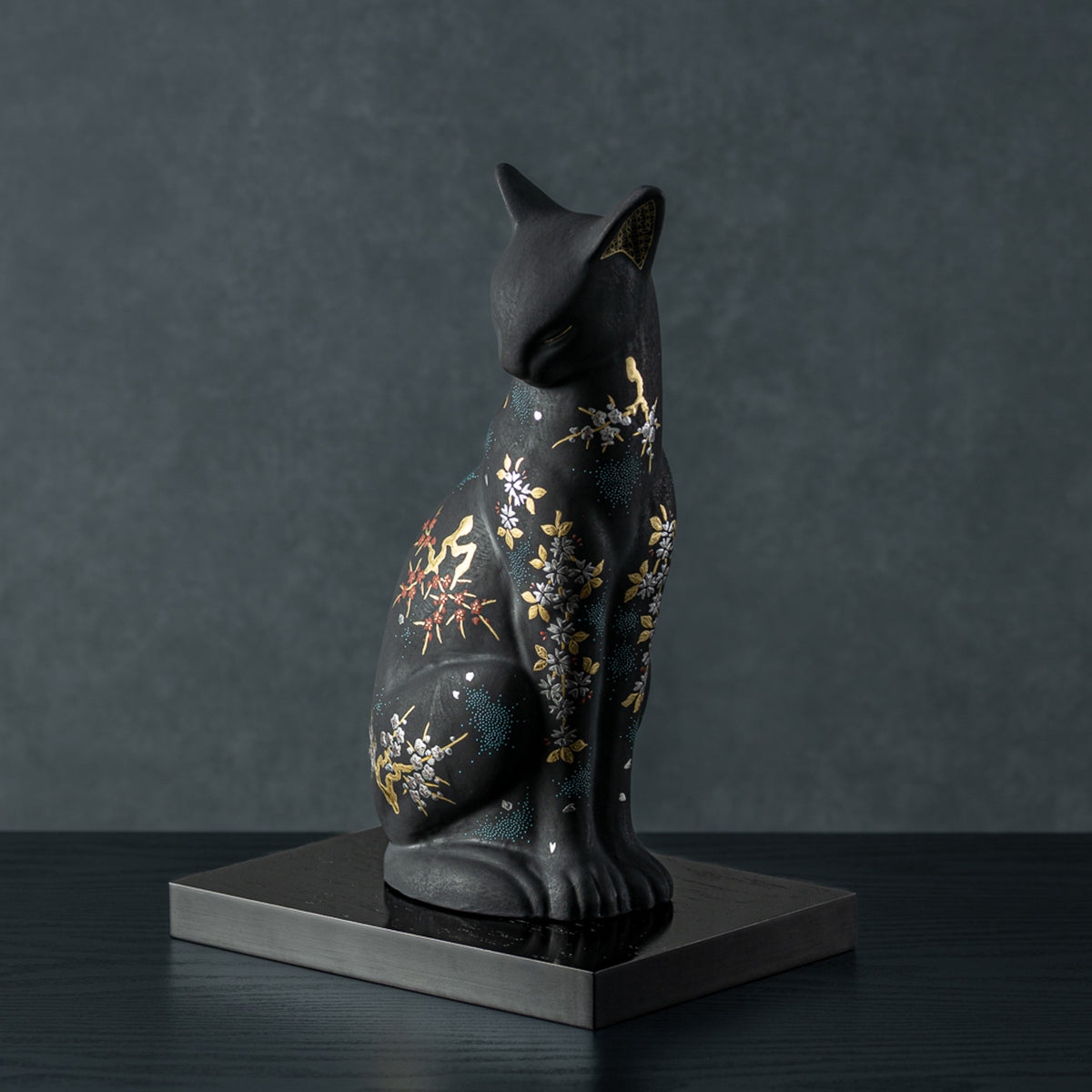 Morikin Aochibu Perserkatzenfigur nach rechts blickend