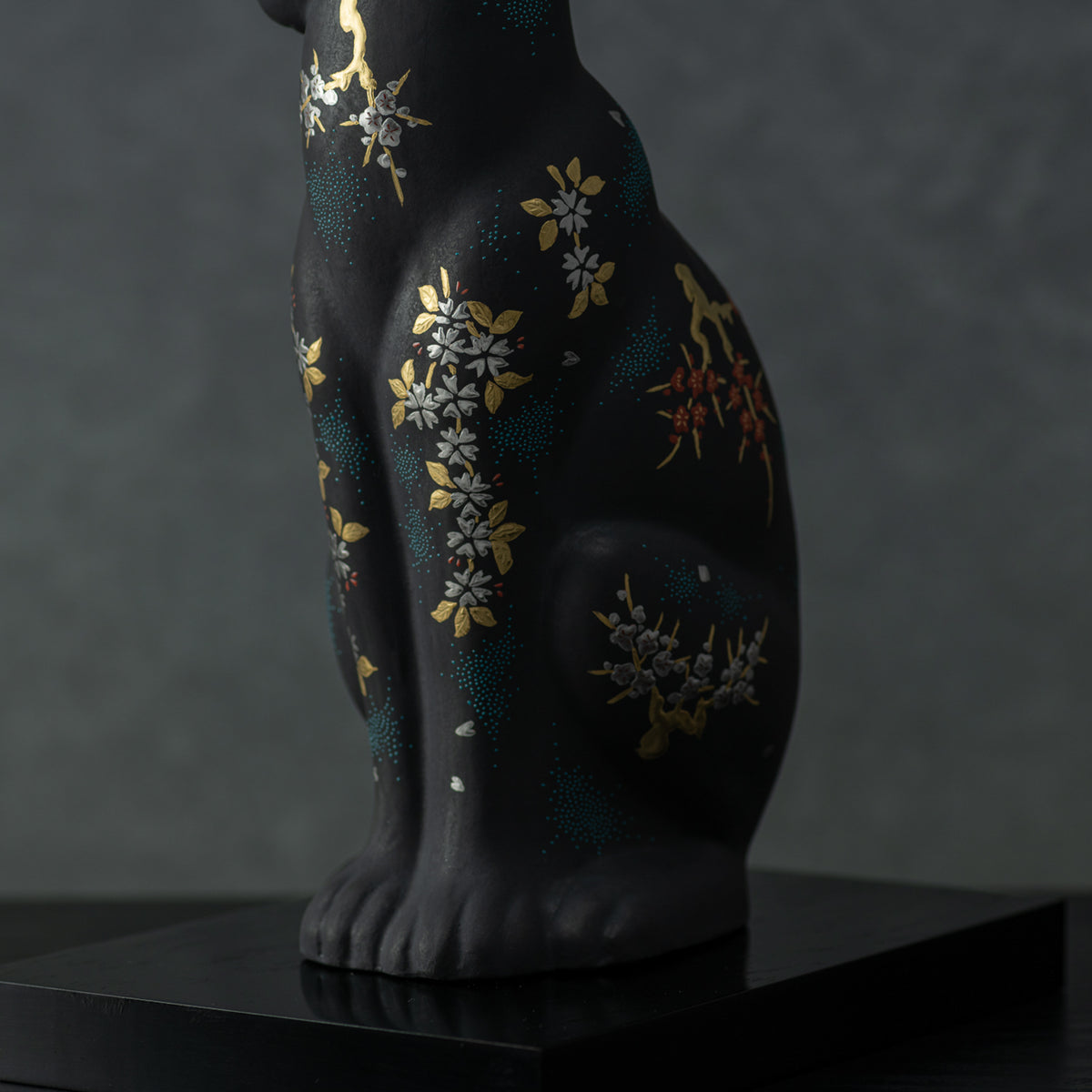Morikin Aochibu Perserkatzenfigur nach rechts blickend