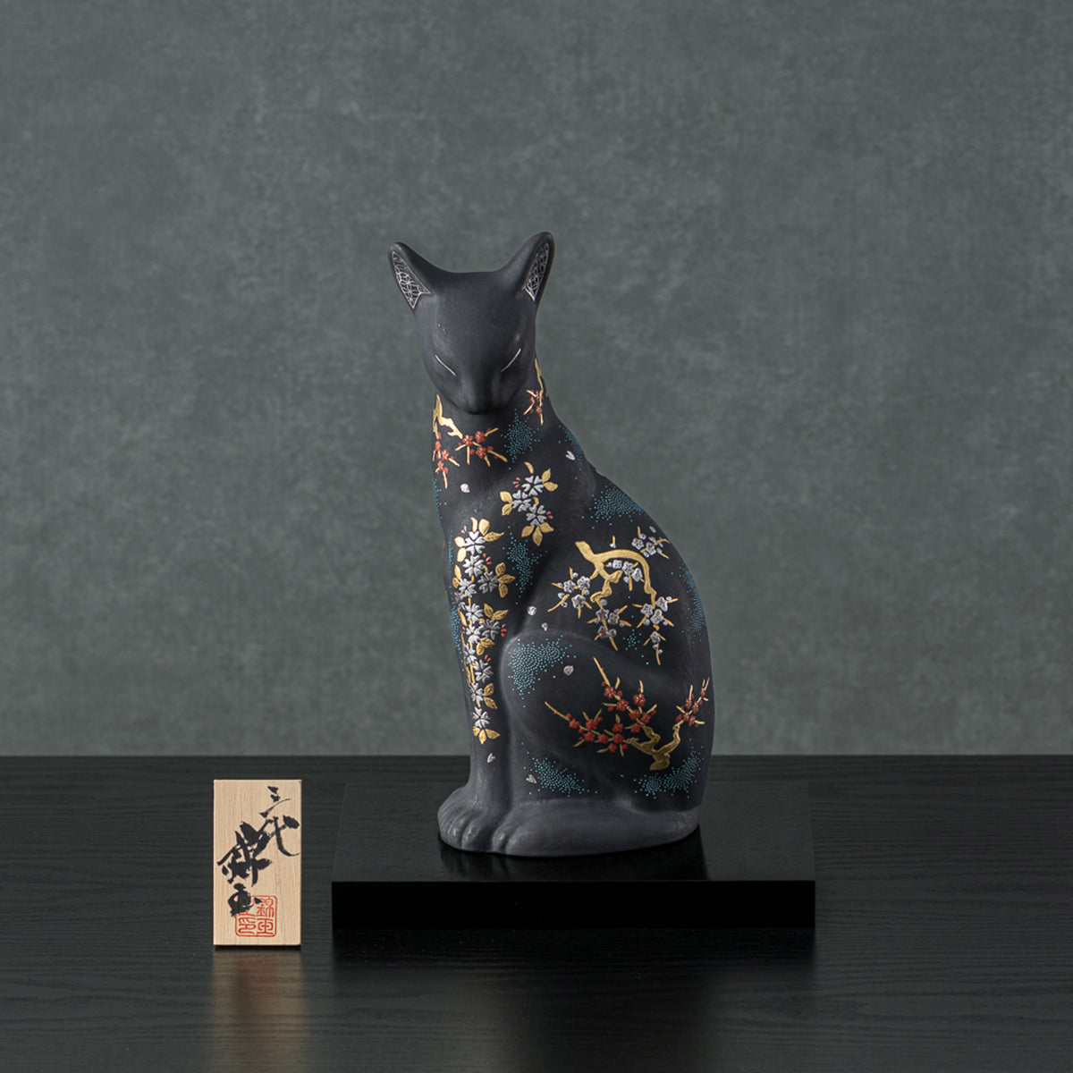 Figurine de chat persan orienté à gauche Morikin Aochibu