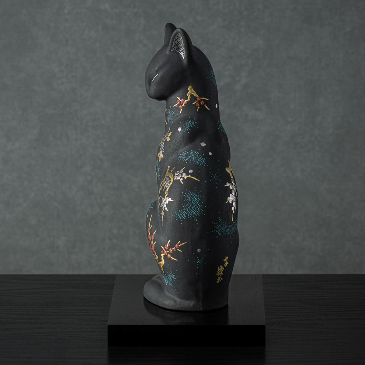 Morikin Aochibu Perserkatzenfigur nach links blickend