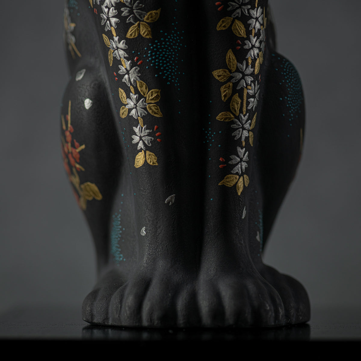 Morikin Aochibu Perserkatzenfigur nach links blickend