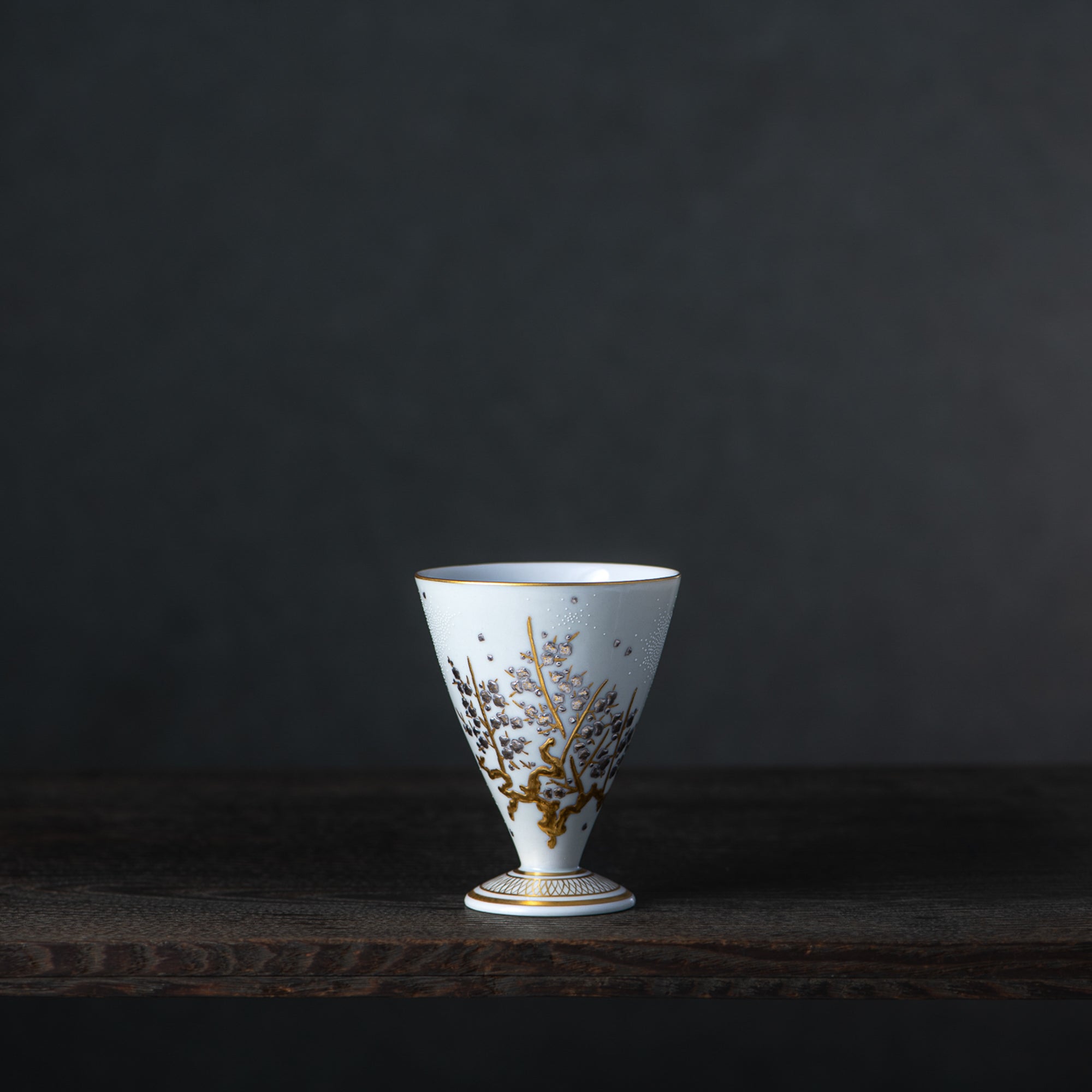 Copa de sake Morikin Shirochibu con flor de ciruelo blanca