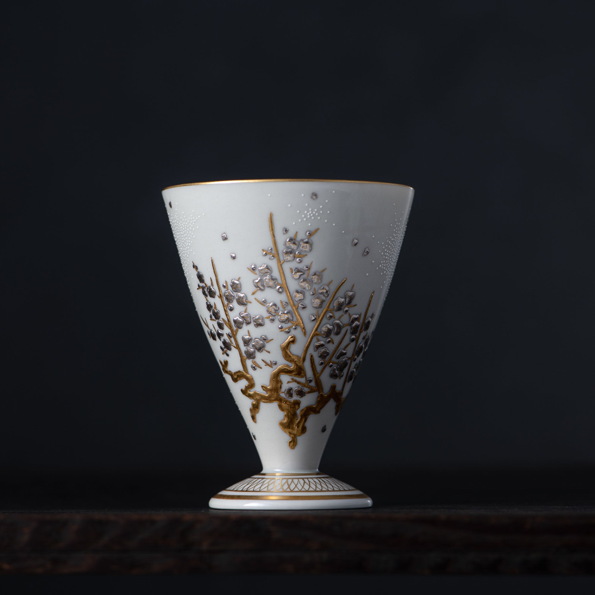 Copa de sake Morikin Shirochibu con flor de ciruelo blanca