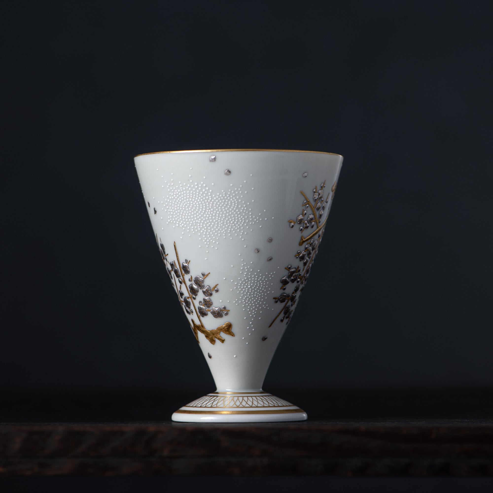 Copa de sake Morikin Shirochibu con flor de ciruelo blanca
