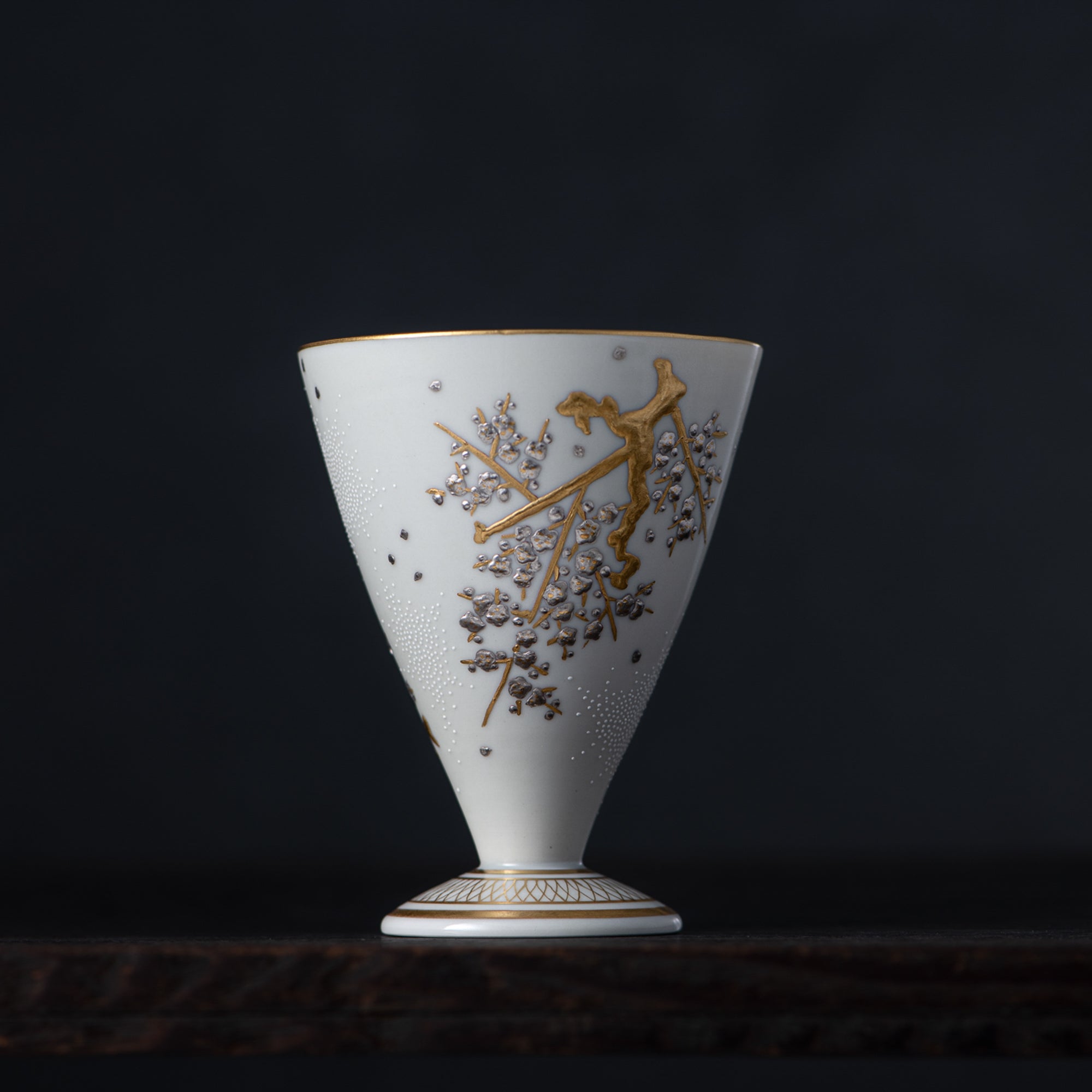 Copa de sake Morikin Shirochibu con flor de ciruelo blanca