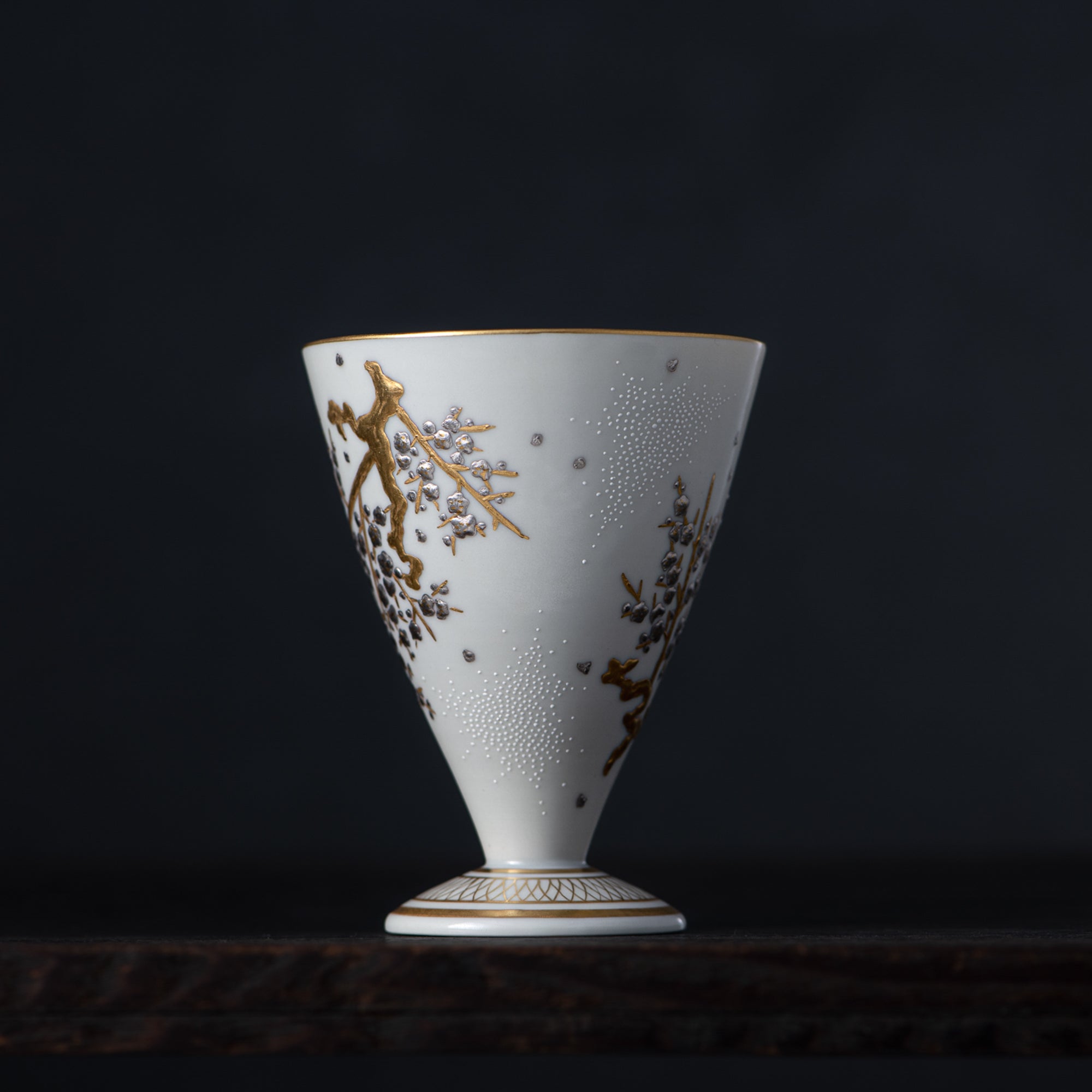 Copa de sake Morikin Shirochibu con flor de ciruelo blanca