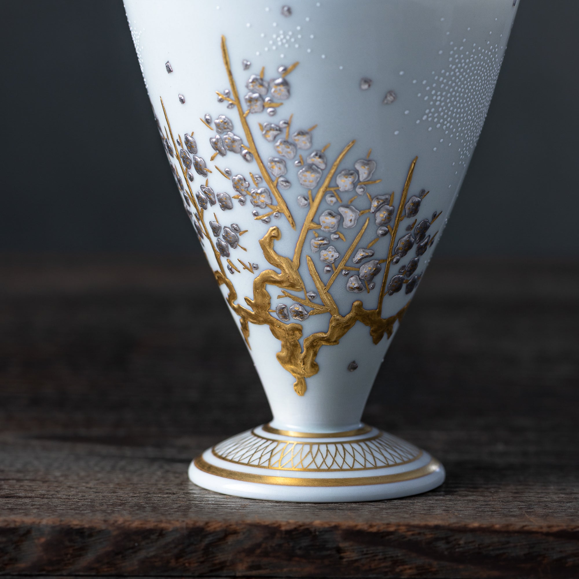 Copa de sake Morikin Shirochibu con flor de ciruelo blanca