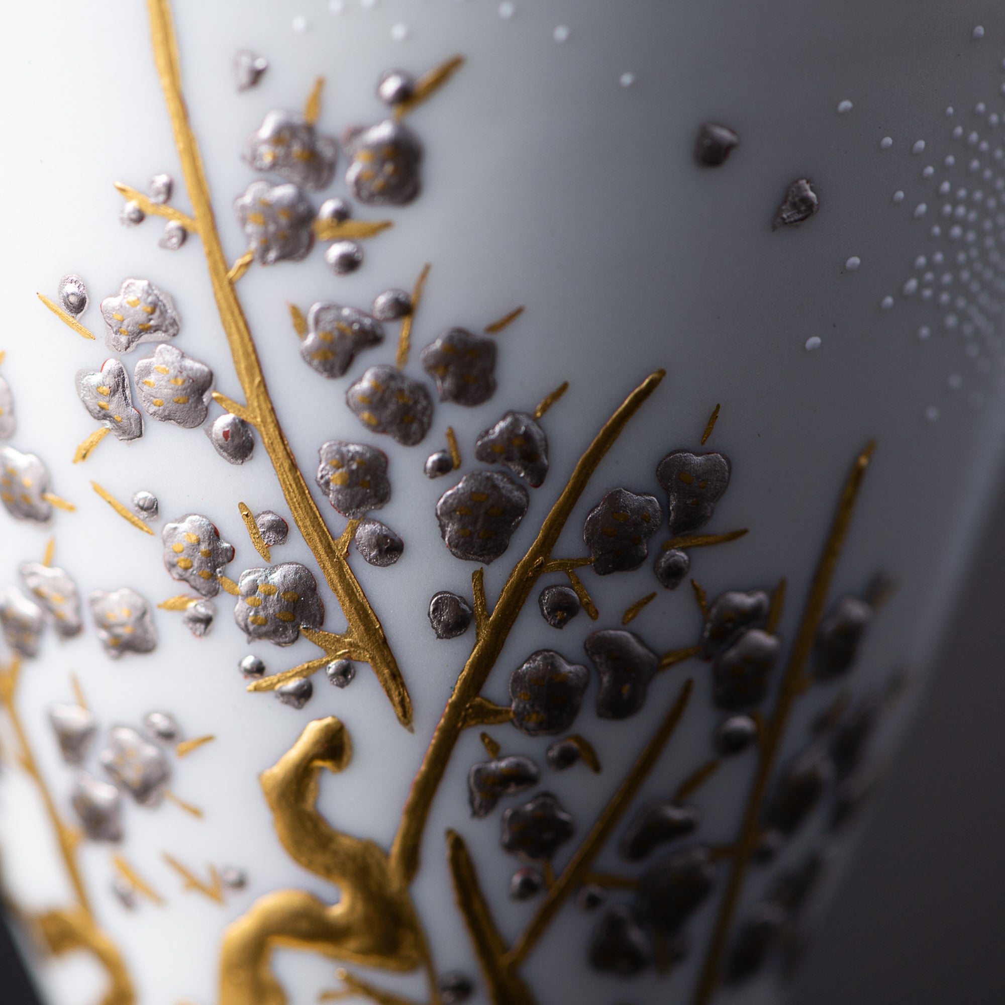 Copa de sake Morikin Shirochibu con flor de ciruelo blanca