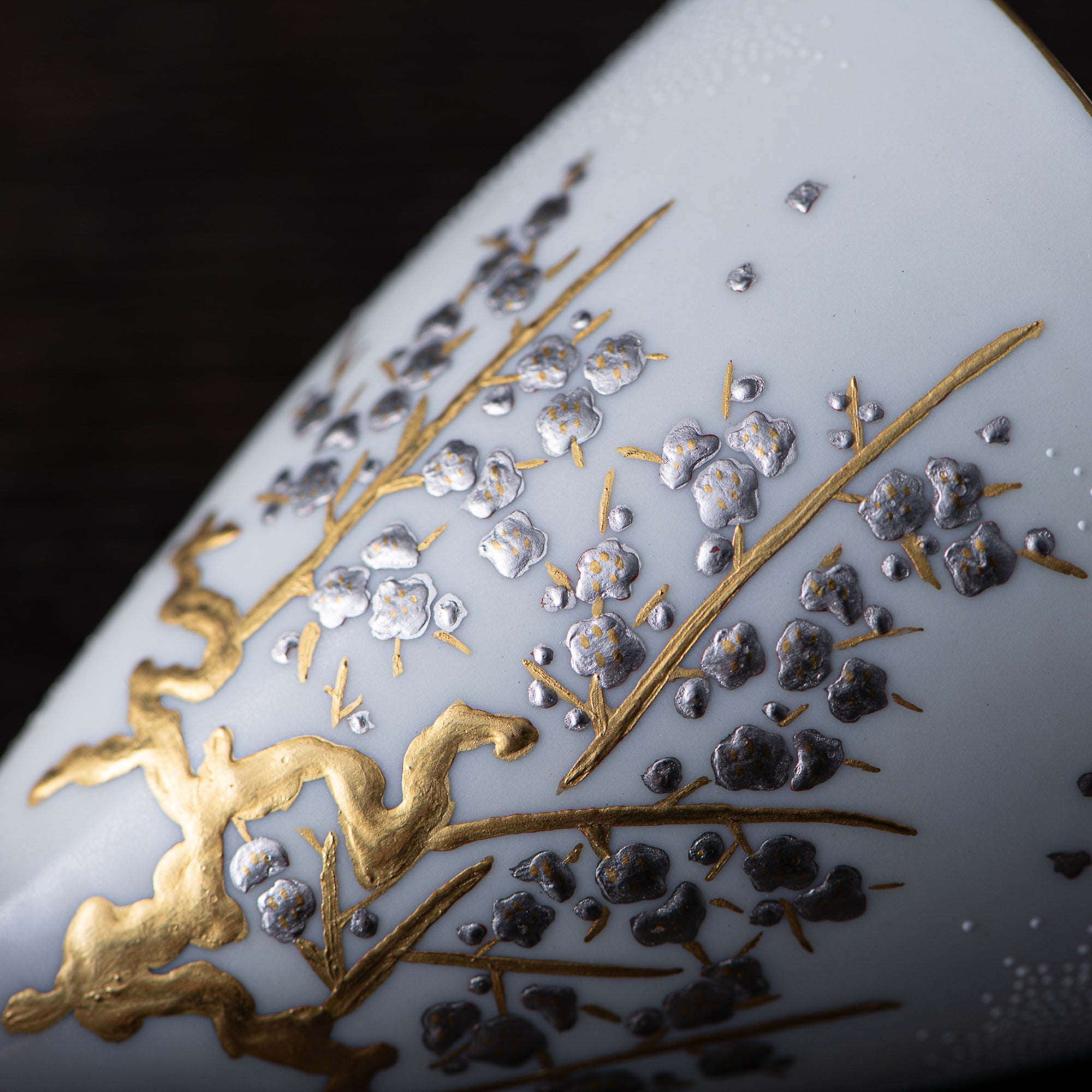 Copa de sake Morikin Shirochibu con flor de ciruelo blanca