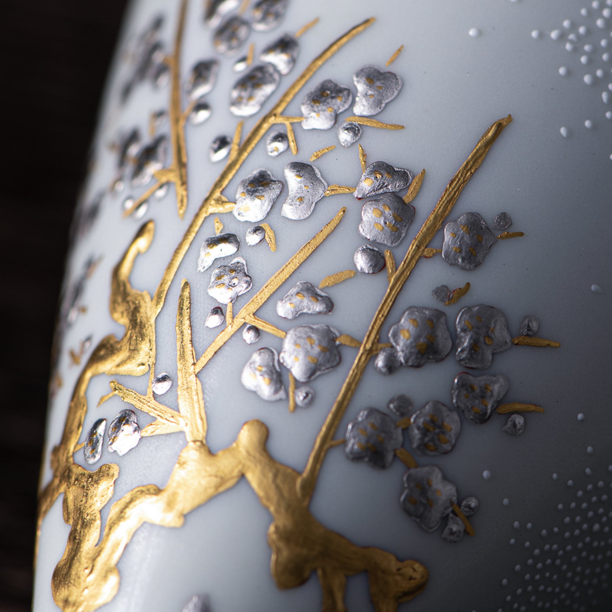 Copa de sake Morikin Shirochibu con flor de ciruelo blanca