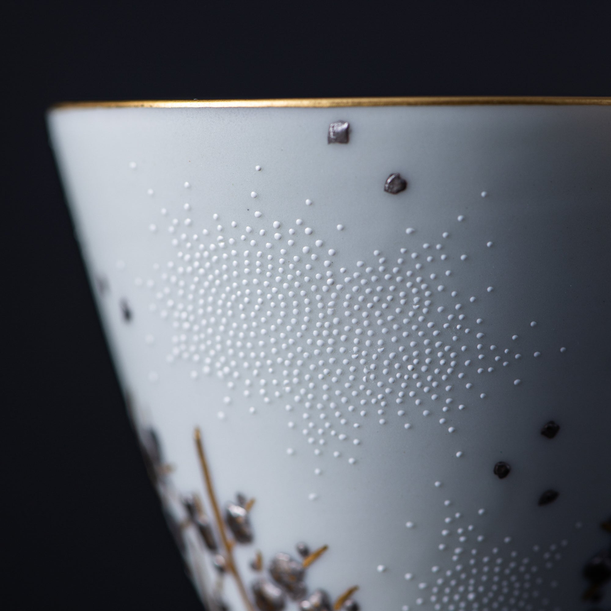 Copa de sake Morikin Shirochibu con flor de ciruelo blanca