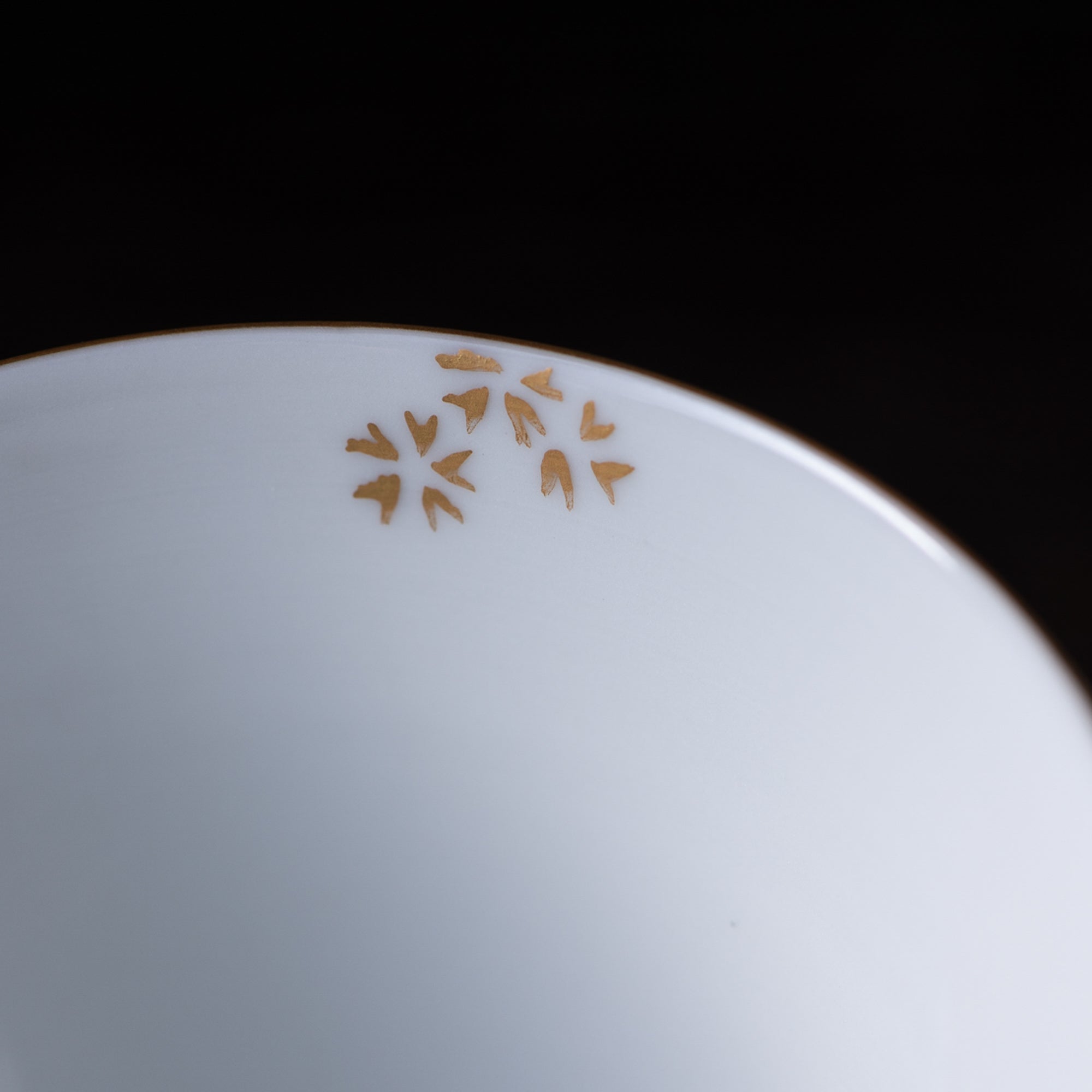 Copa de sake Morikin Shirochibu con flor de ciruelo blanca