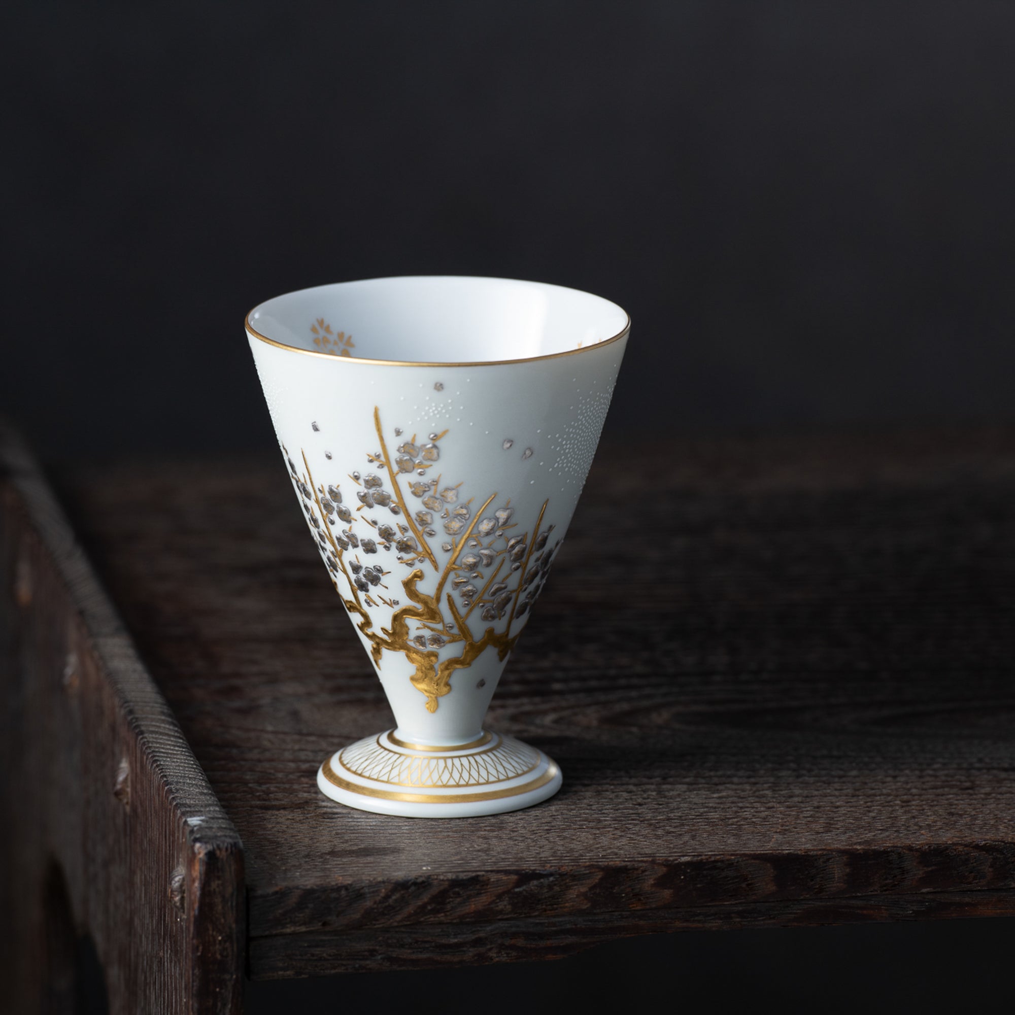 Copa de sake Morikin Shirochibu con flor de ciruelo blanca