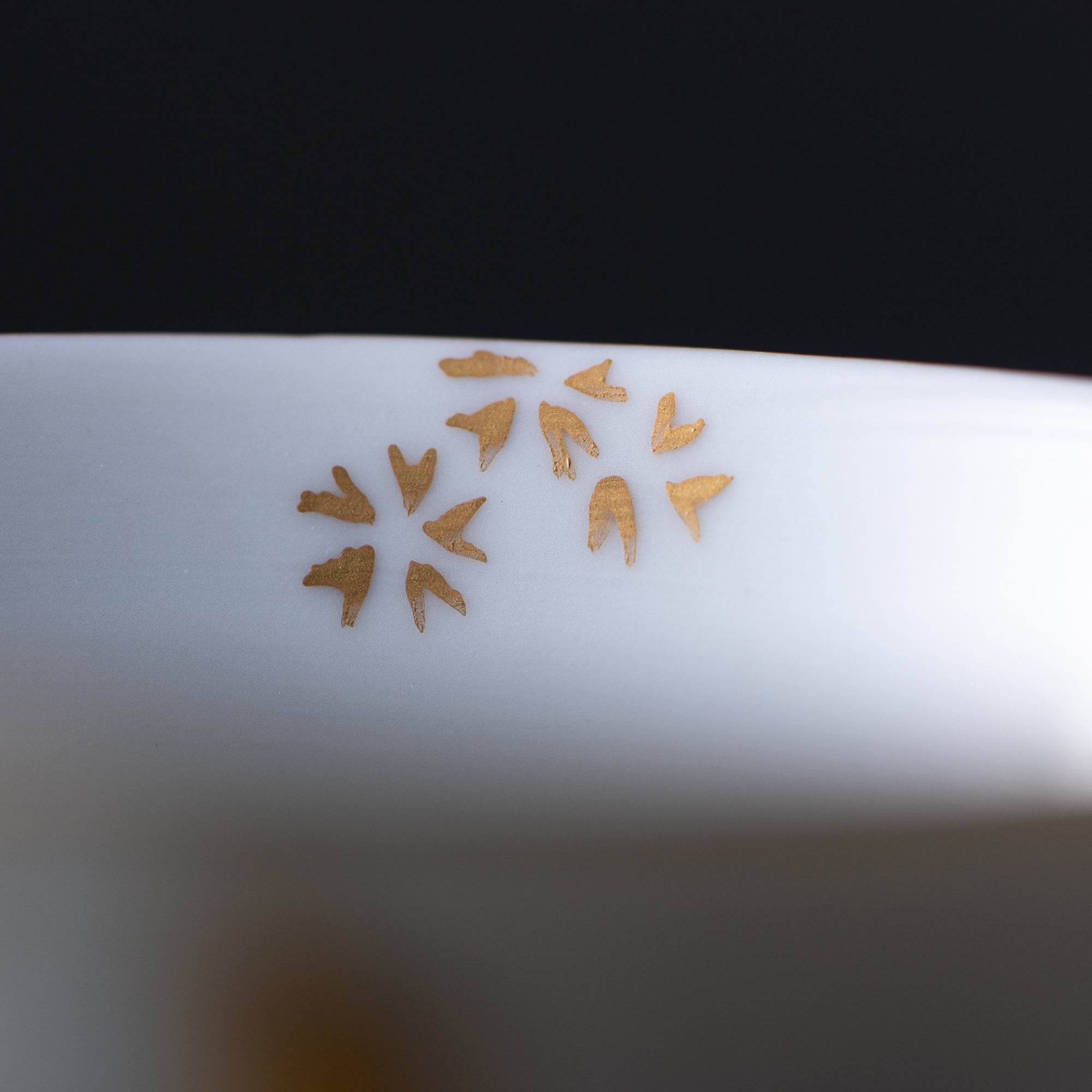 Copa de sake Morikin Shirochibu con flor de ciruelo blanca