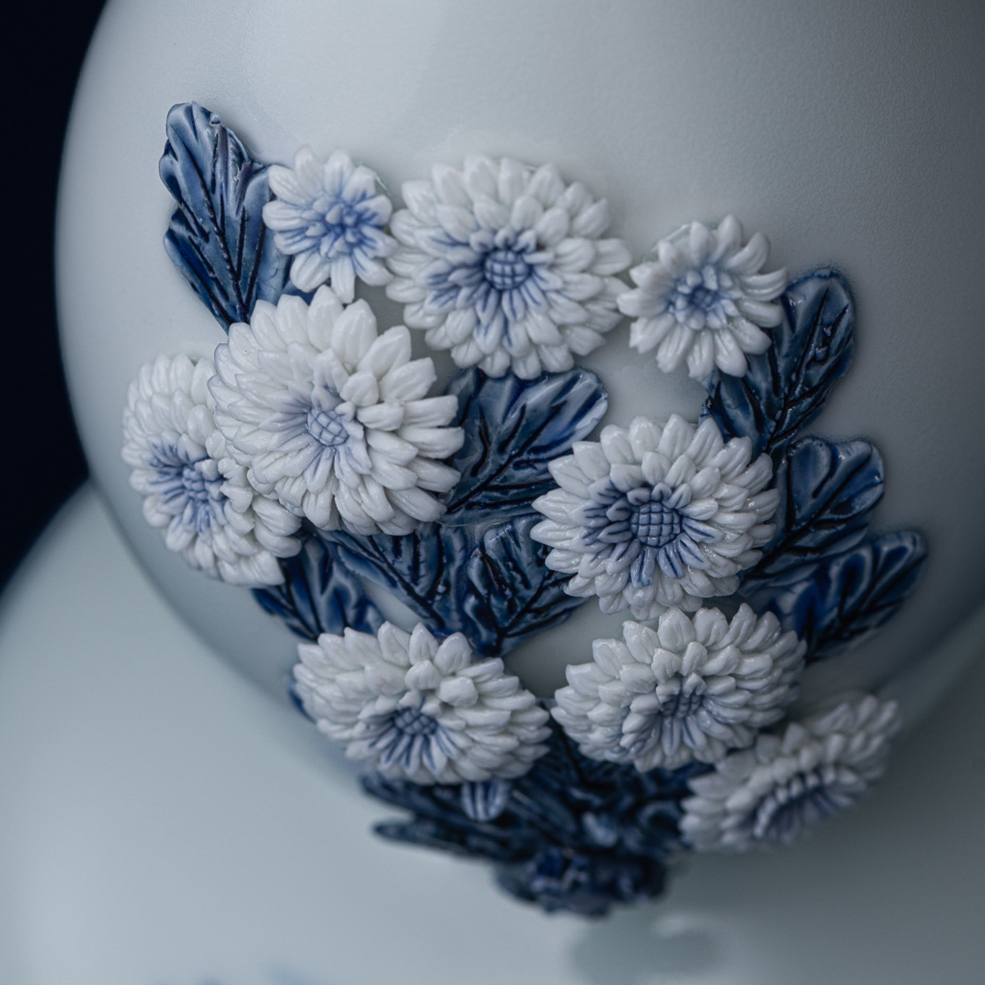Vase à fleurs Hirado motif chrysanthème et eau courante