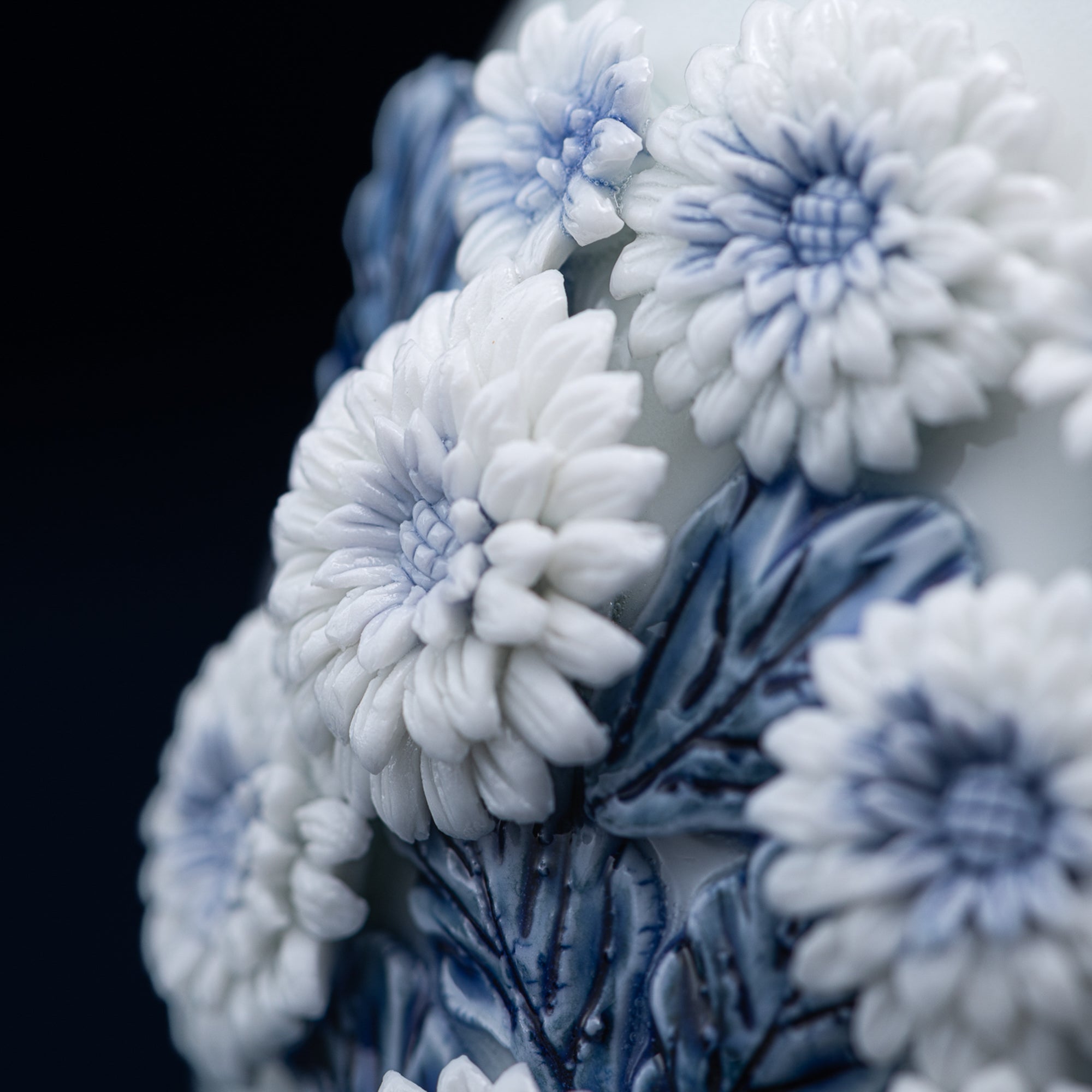 Vase à fleurs Hirado motif chrysanthème et eau courante