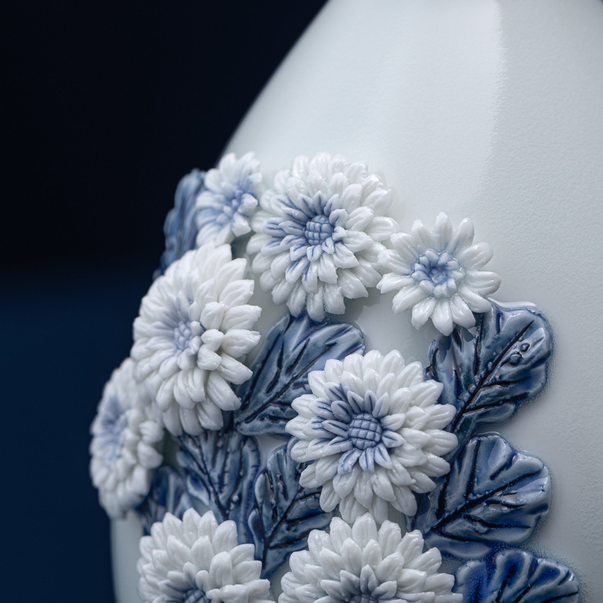 Vase à fleurs Hirado motif chrysanthème et eau courante