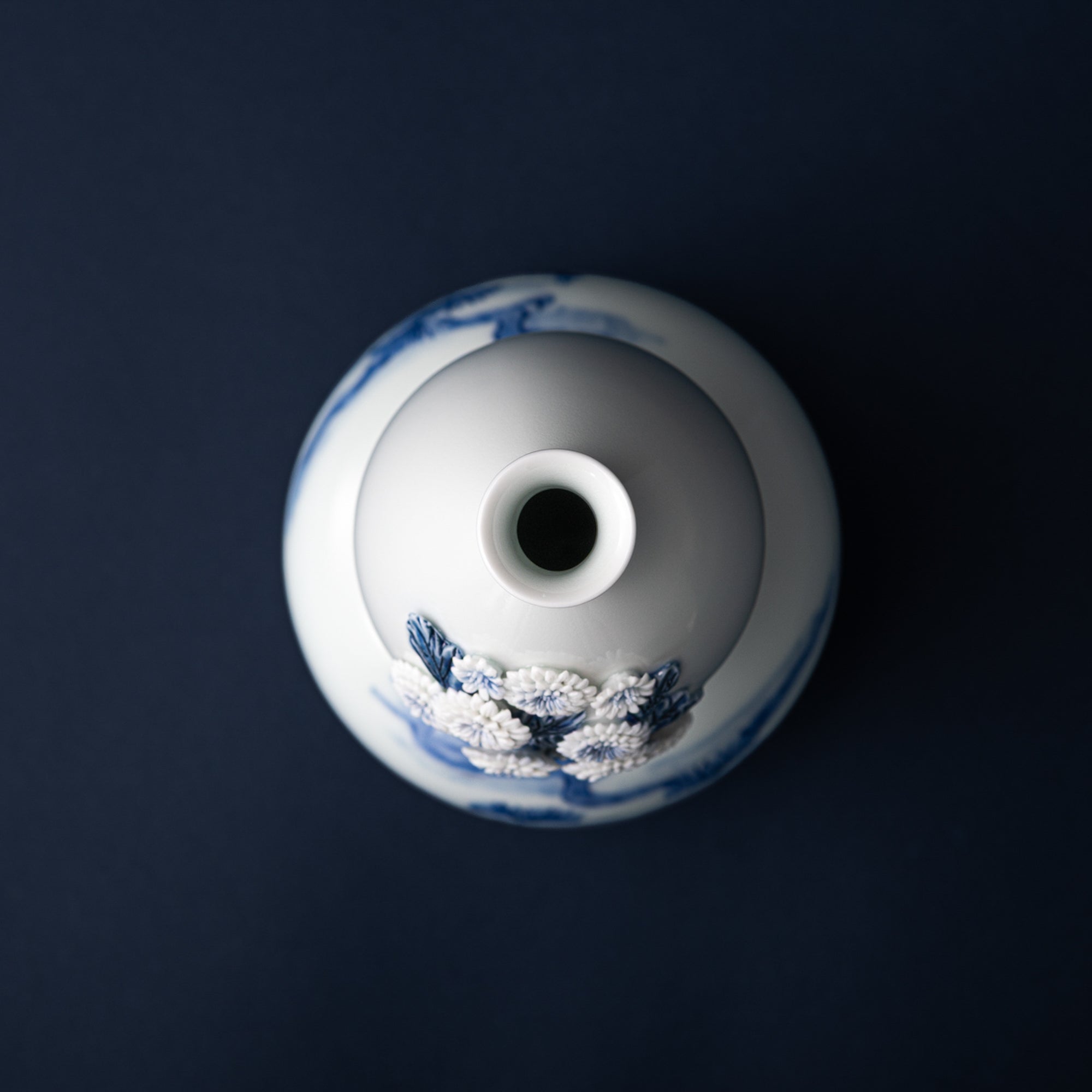 Vase à fleurs Hirado motif chrysanthème et eau courante
