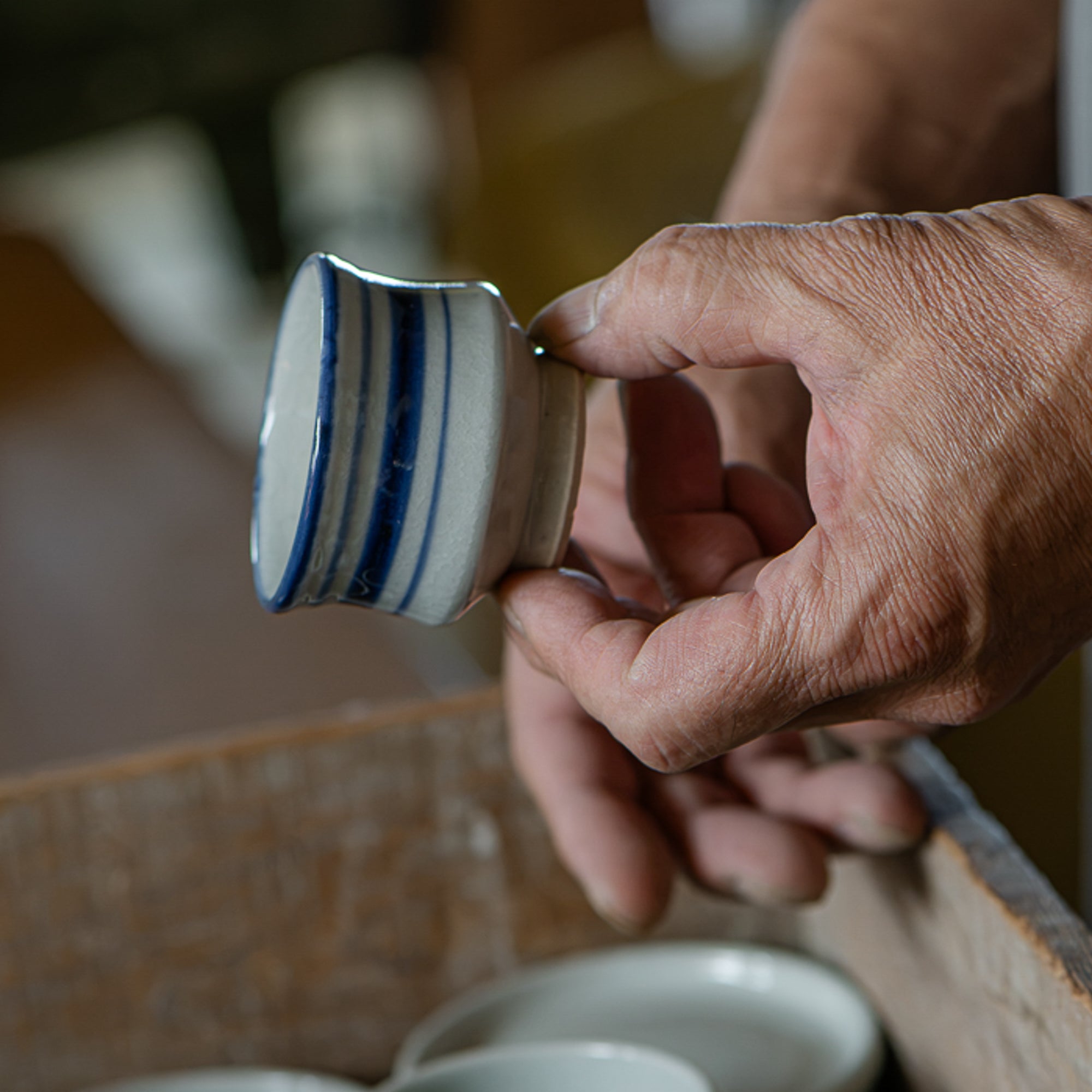 Guinomi-Sake-Becher mit blauem Pinselrand