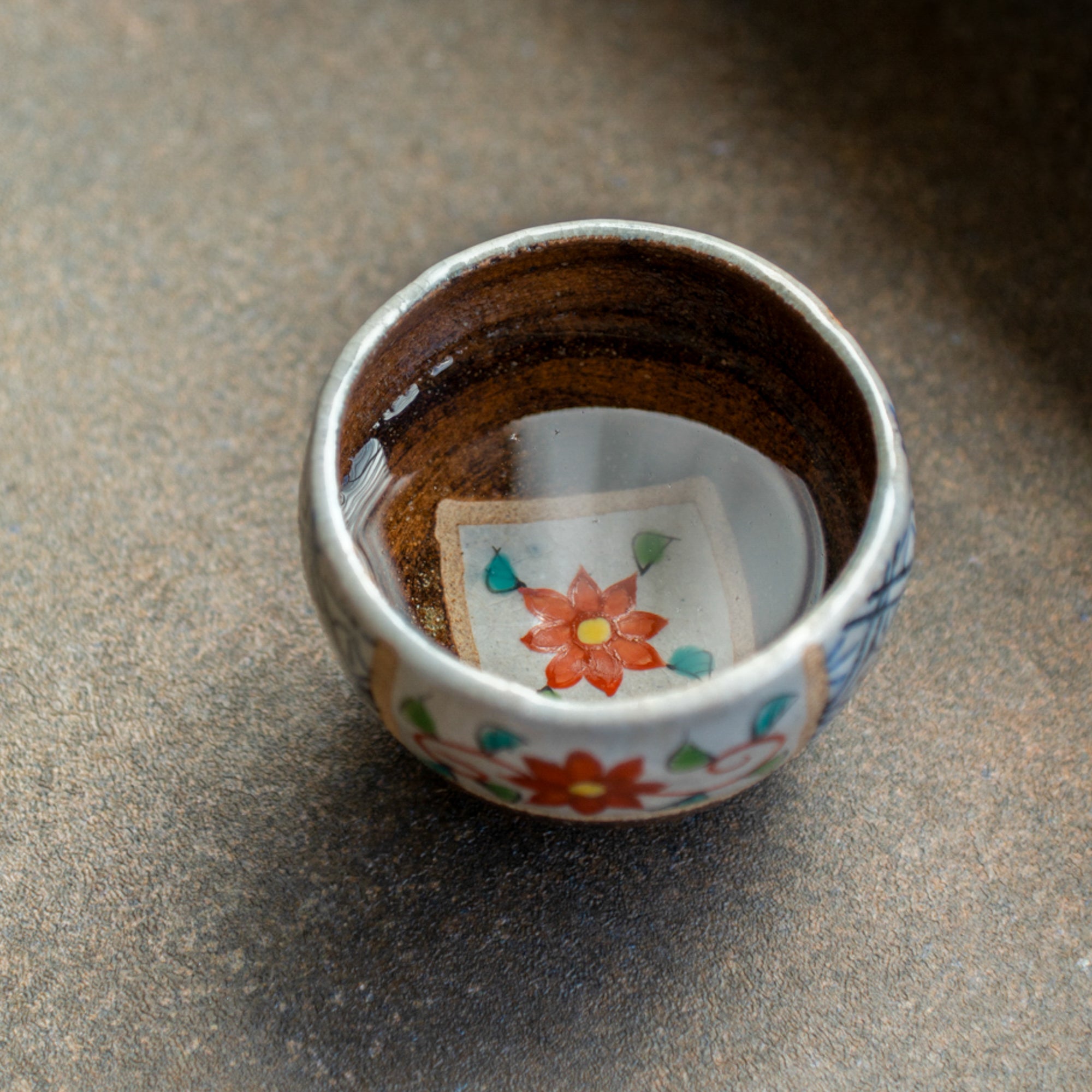 Coupe à saké Guinomi décorée de fleurs