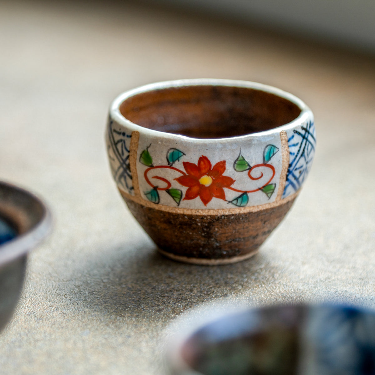 Coupe à saké Guinomi décorée de fleurs