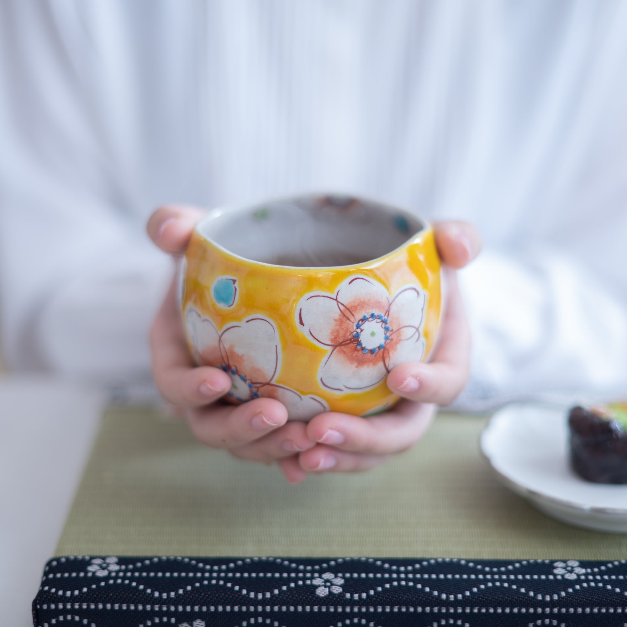 Kokuzou Kiln Sakura Floral Prints Kutani Yunomi Japanese Teacup - MUSUBI KILN - Quality Japanese Tableware and Gift