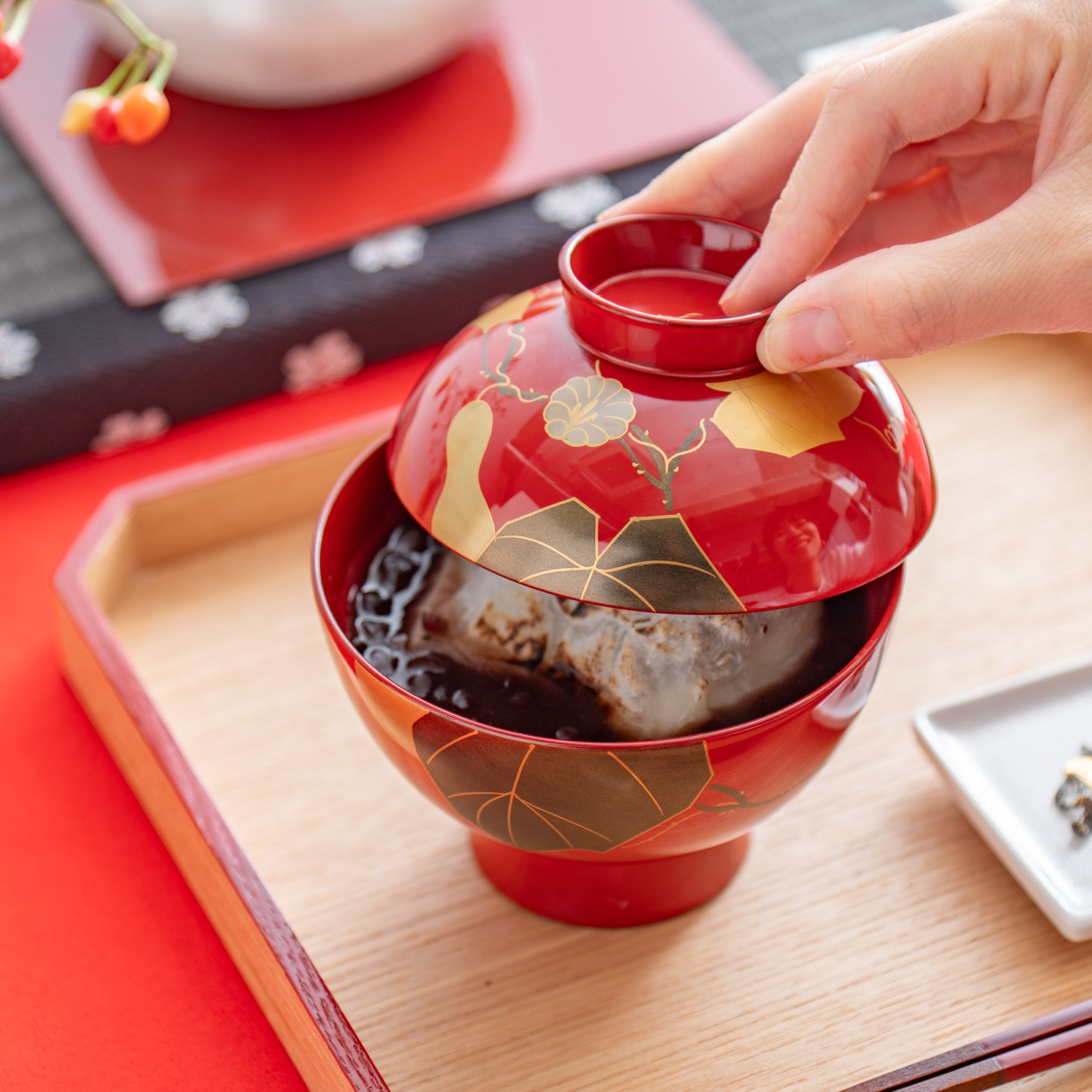 Golden Gourd Soup Bowl with Lid