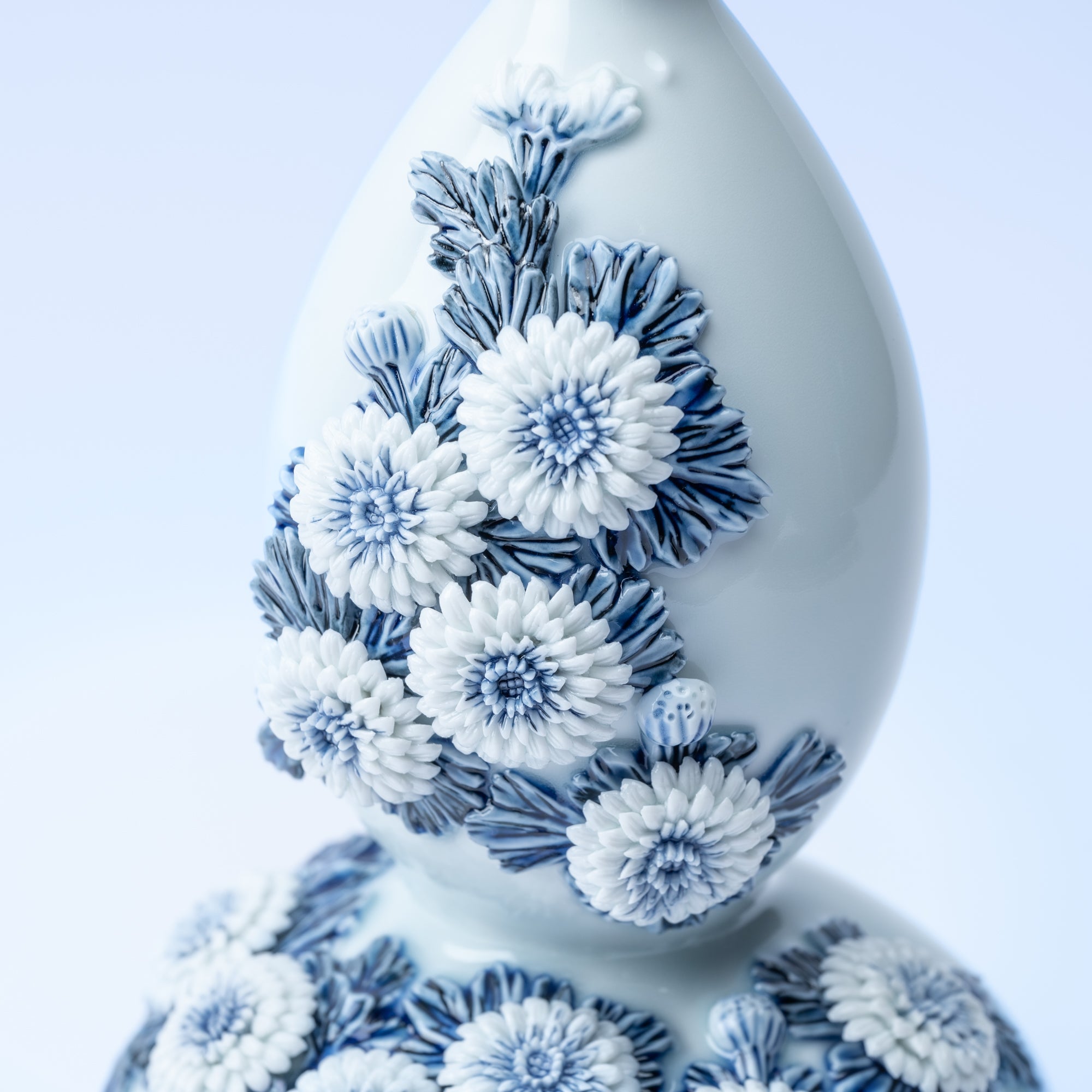 Hirado Chrysanthemum Sometsuke Flower Vase