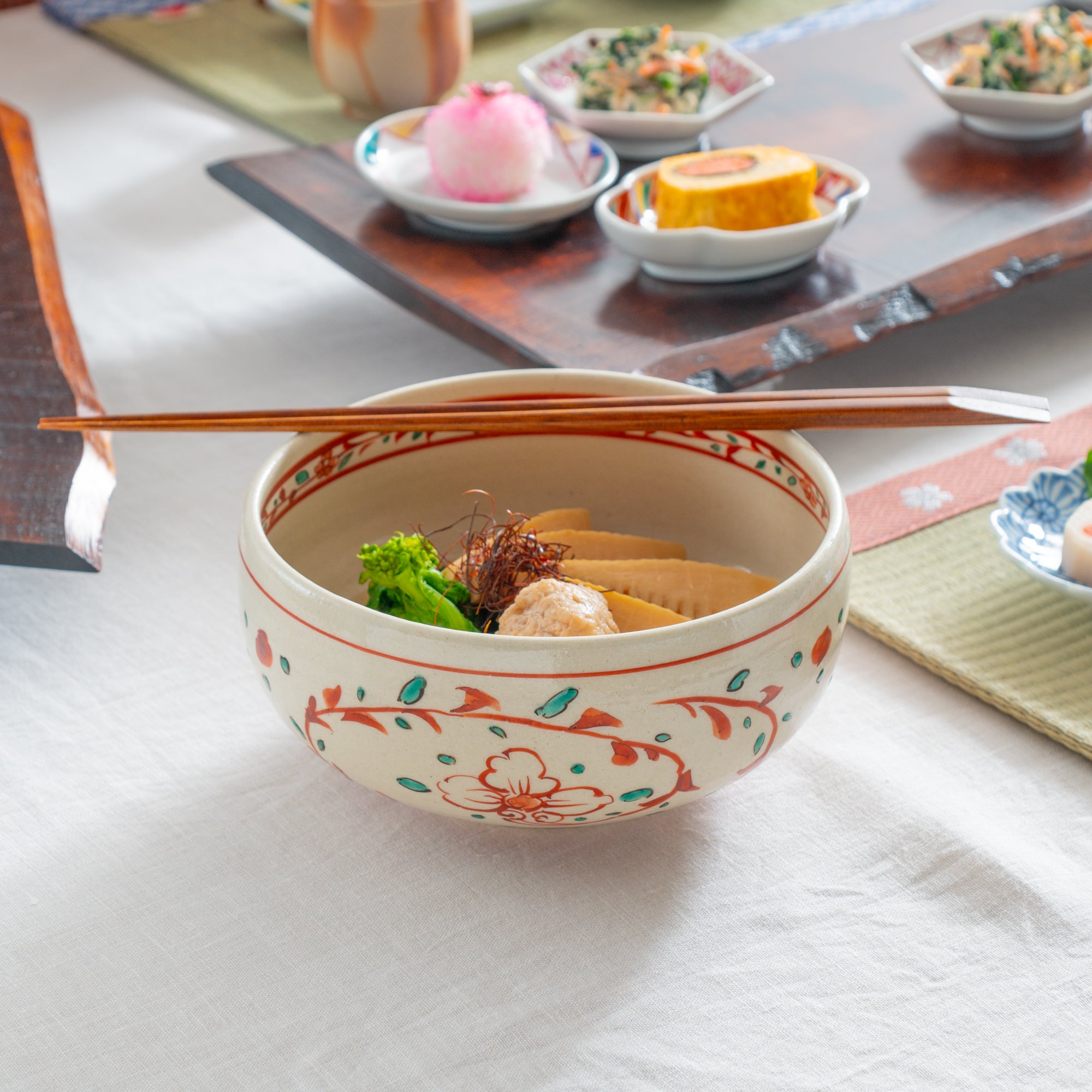 Akae Arabesque Pattern Serving Bowl