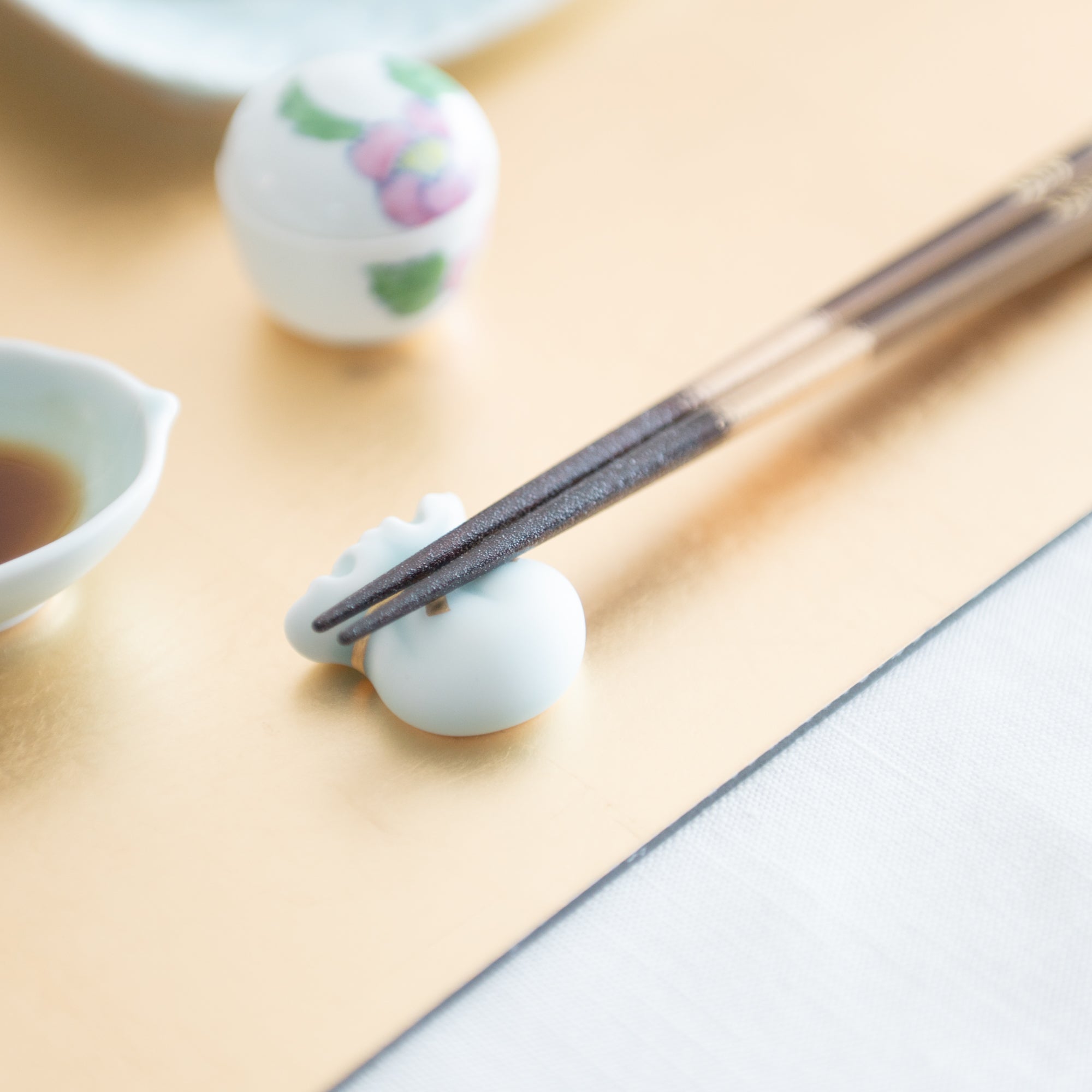 Hataman Touen Moist Collection of Treasures Imari Nabeshima Ware Chopstick Rest Set
