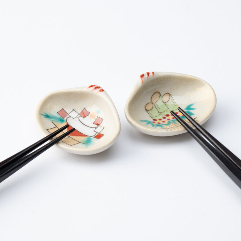 Hozan Kiln Shell-Shaped Kadomatsu and Kagami Mochi Kyo Ware Chopstick Rest Set