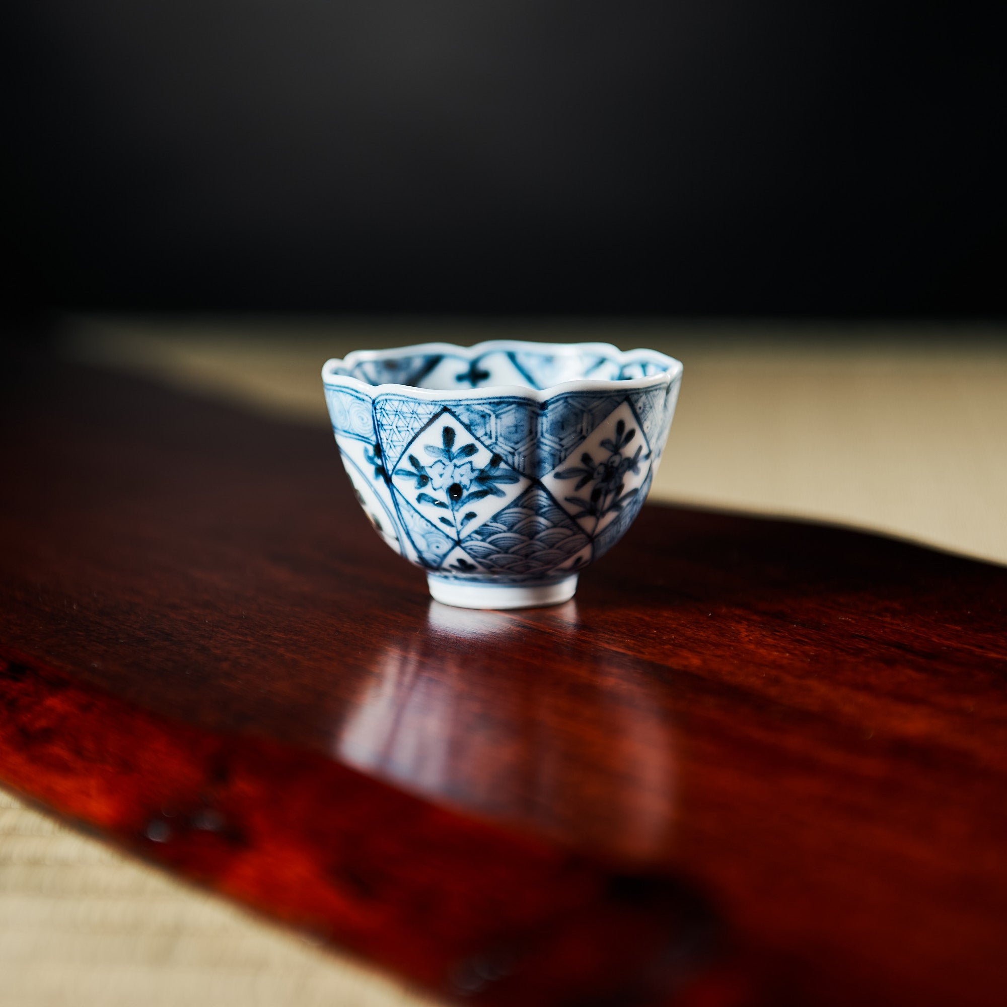 Taza de sake Kutani Guinomi con patrón auspicioso Myousen Toubou