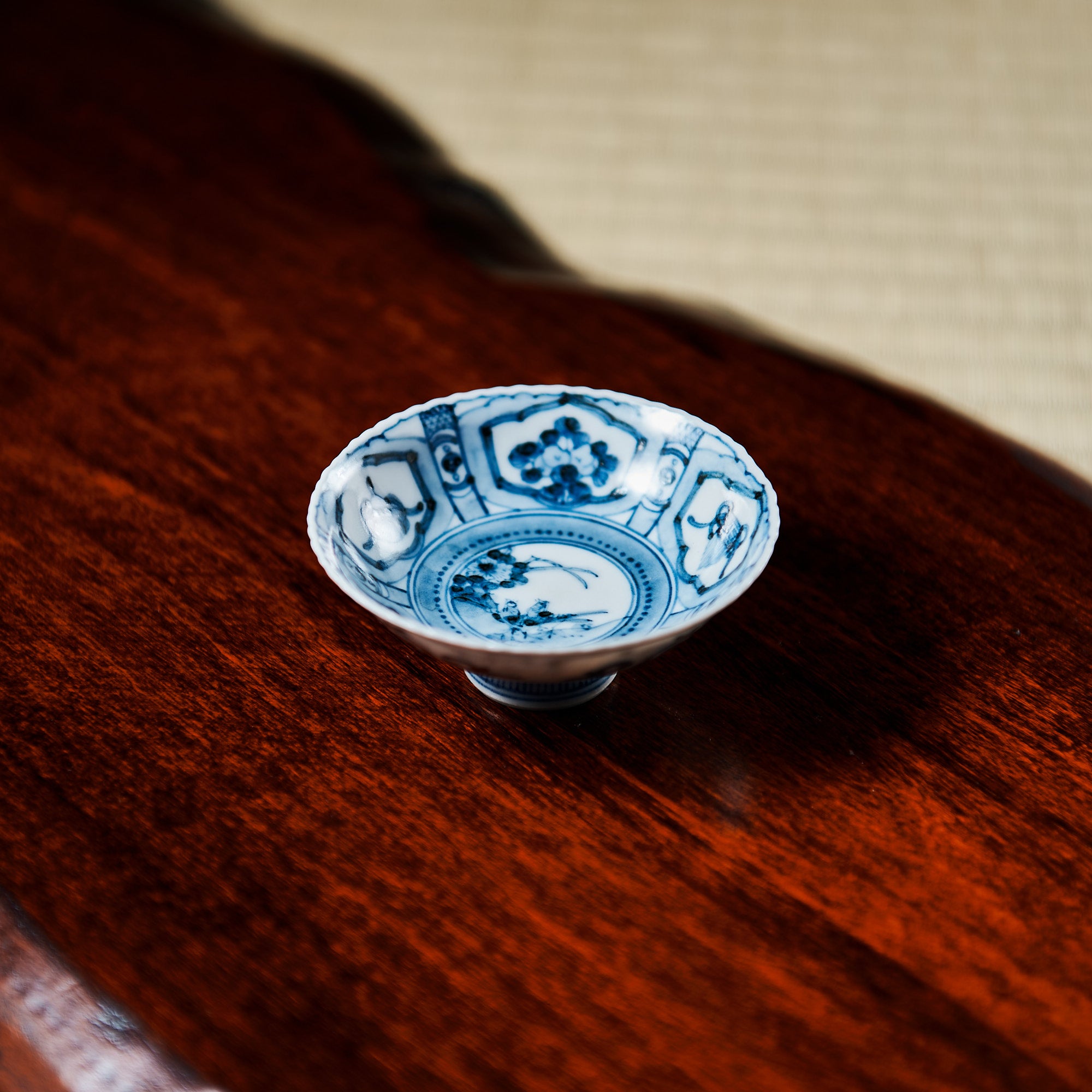 Taza de sake plana Sakazuki con diseño de tesoro