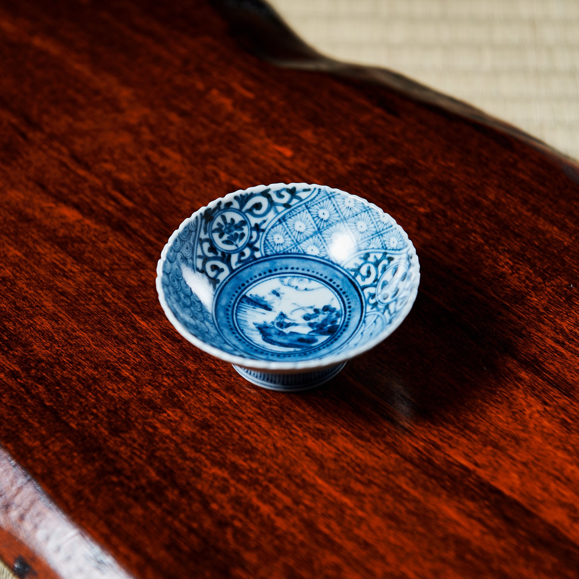 Copa de sake plana Sakazuki con flores y pájaros auspiciosos
