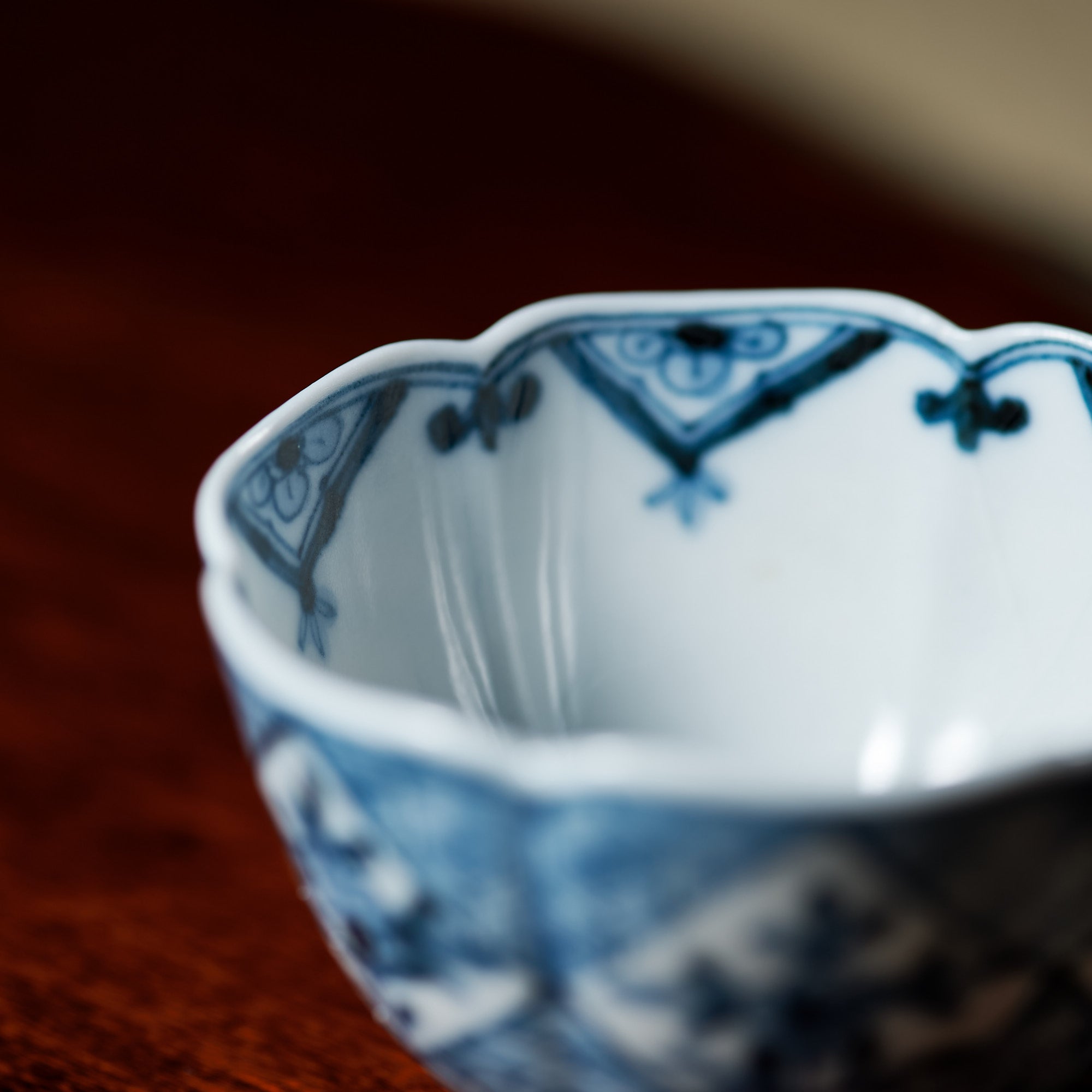 Taza de sake Kutani Guinomi con patrón auspicioso Myousen Toubou