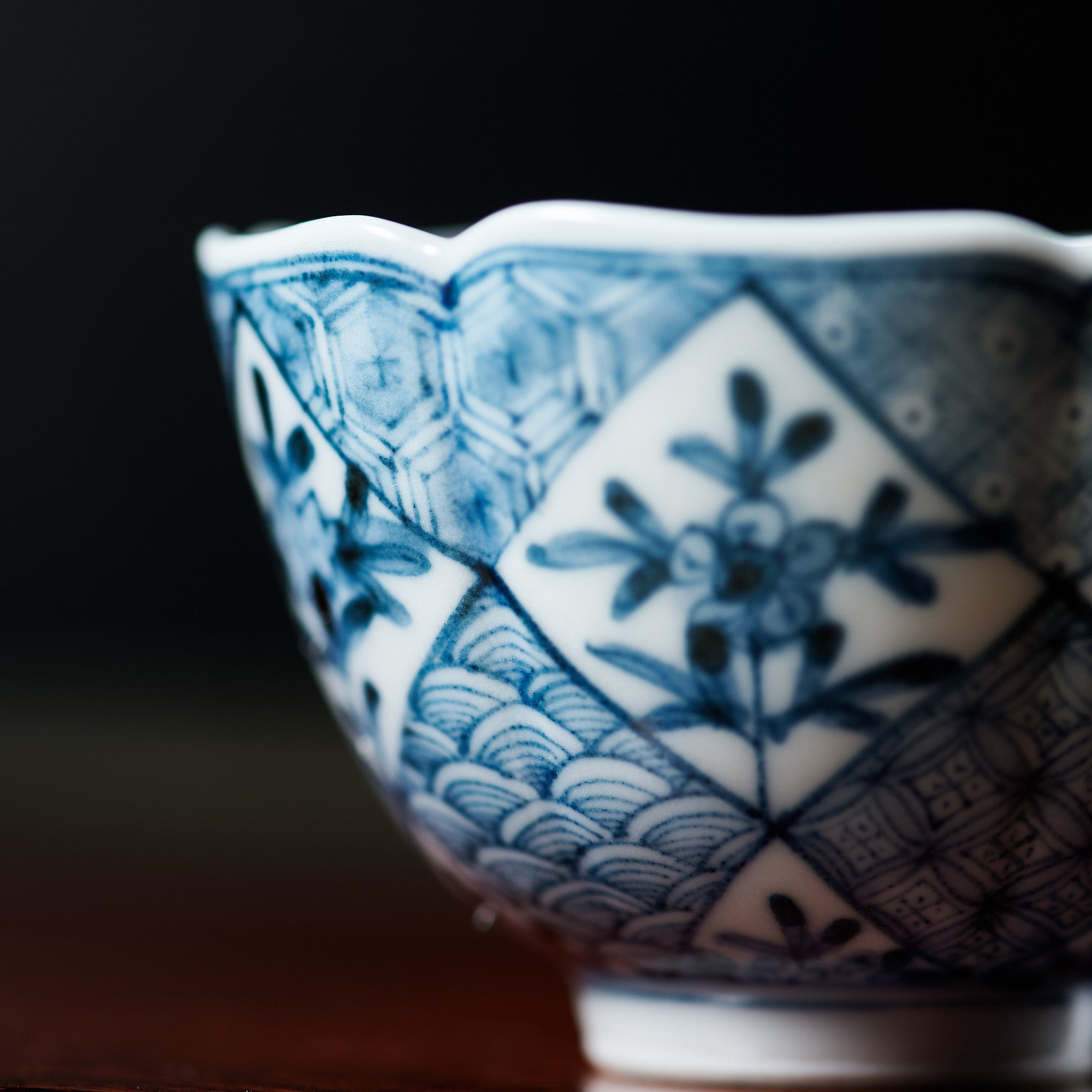 Taza de sake Kutani Guinomi con patrón auspicioso Myousen Toubou