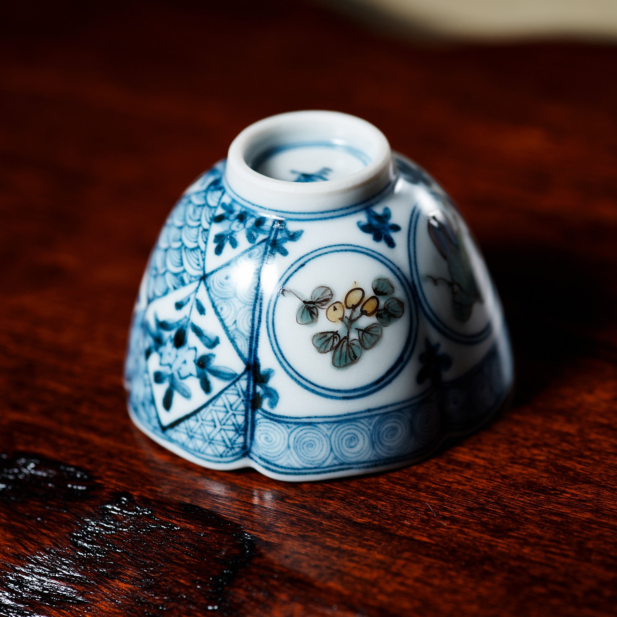 Taza de sake Kutani Guinomi con patrón auspicioso Myousen Toubou