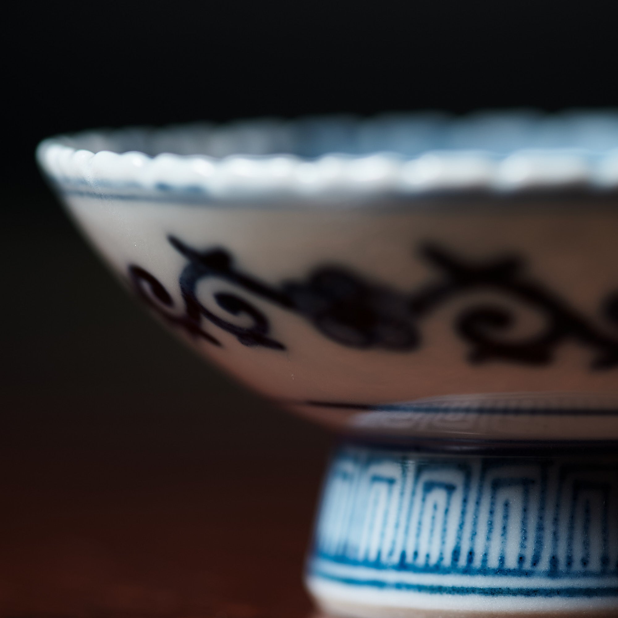 Copa de sake plana Sakazuki con flores y pájaros auspiciosos