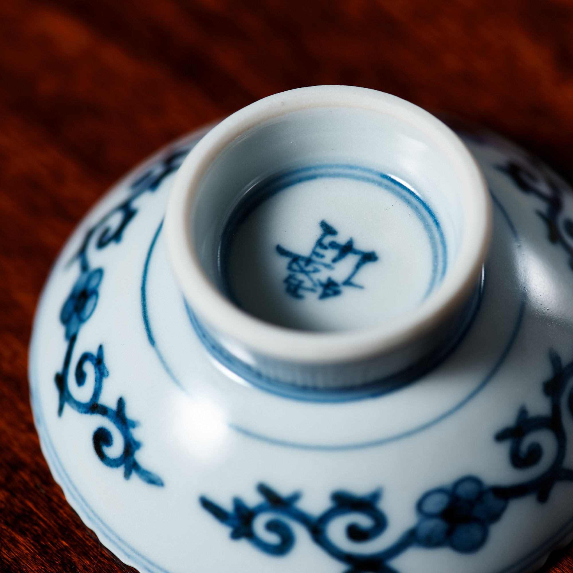 Copa de sake plana Sakazuki con flores y pájaros auspiciosos