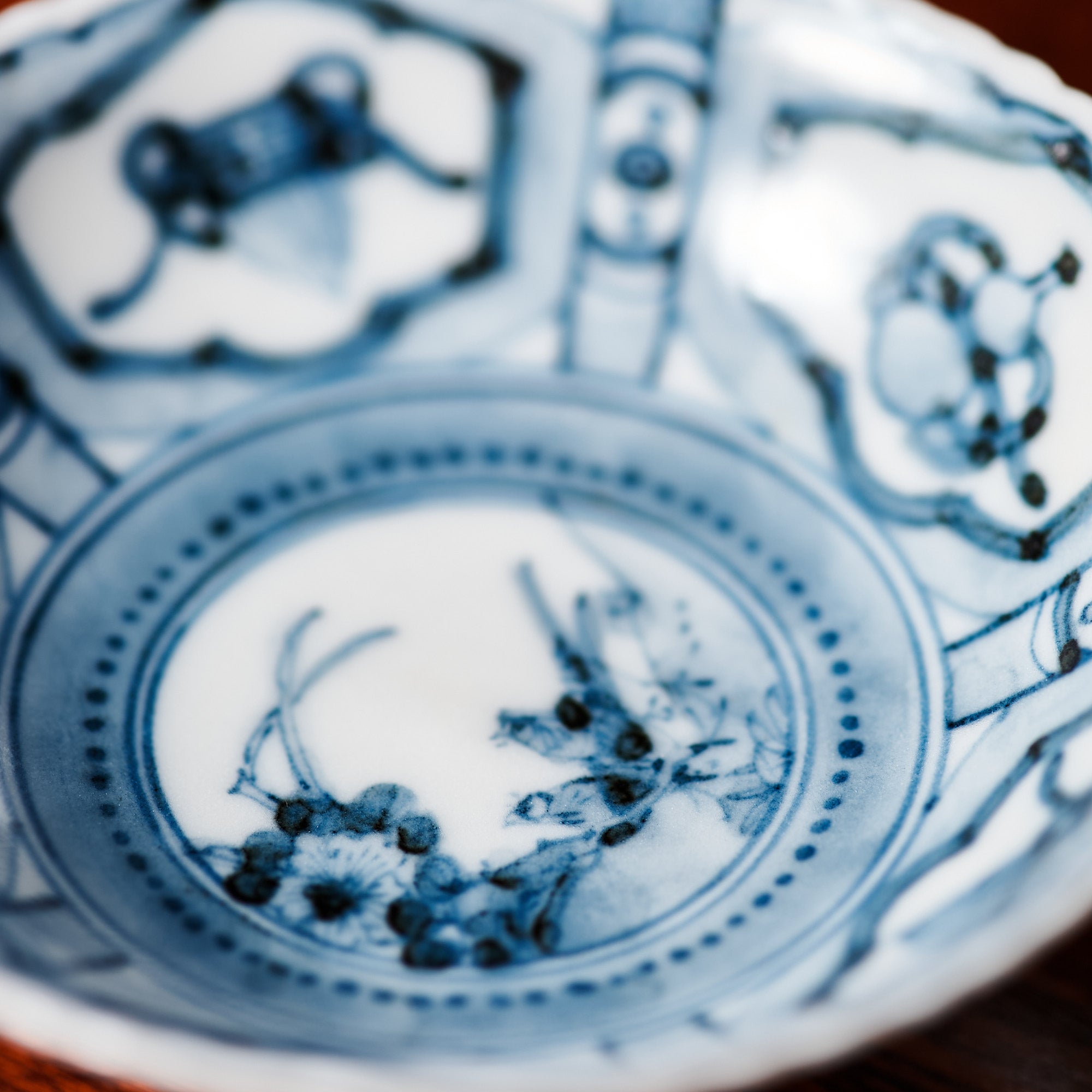 Taza de sake plana Sakazuki con diseño de tesoro