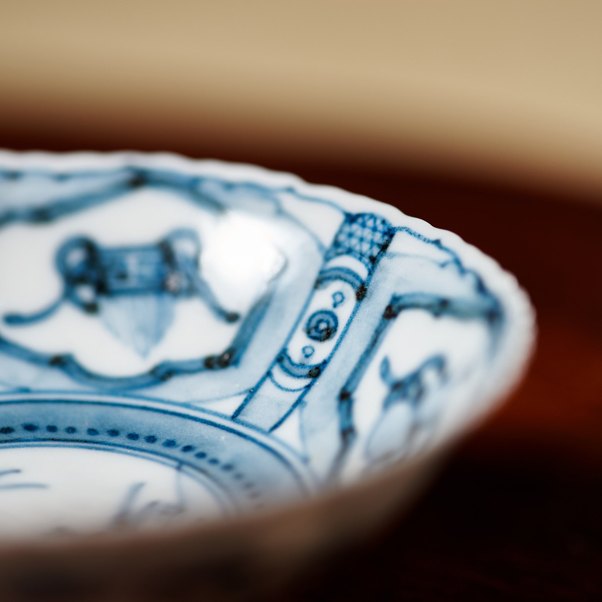 Taza de sake plana Sakazuki con diseño de tesoro