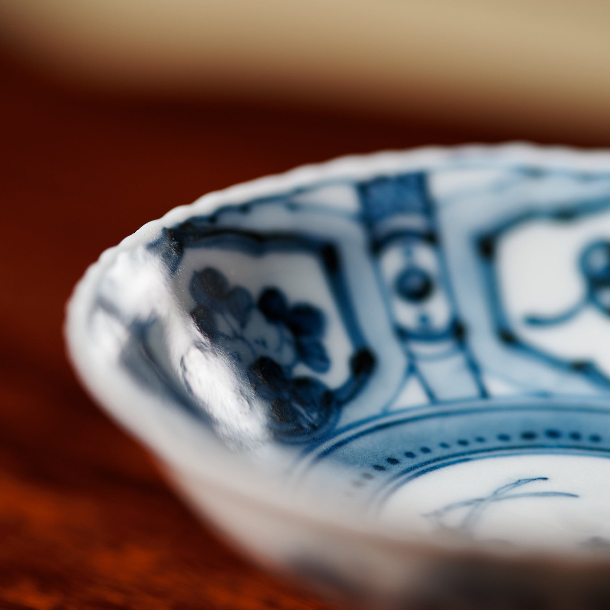 Taza de sake plana Sakazuki con diseño de tesoro