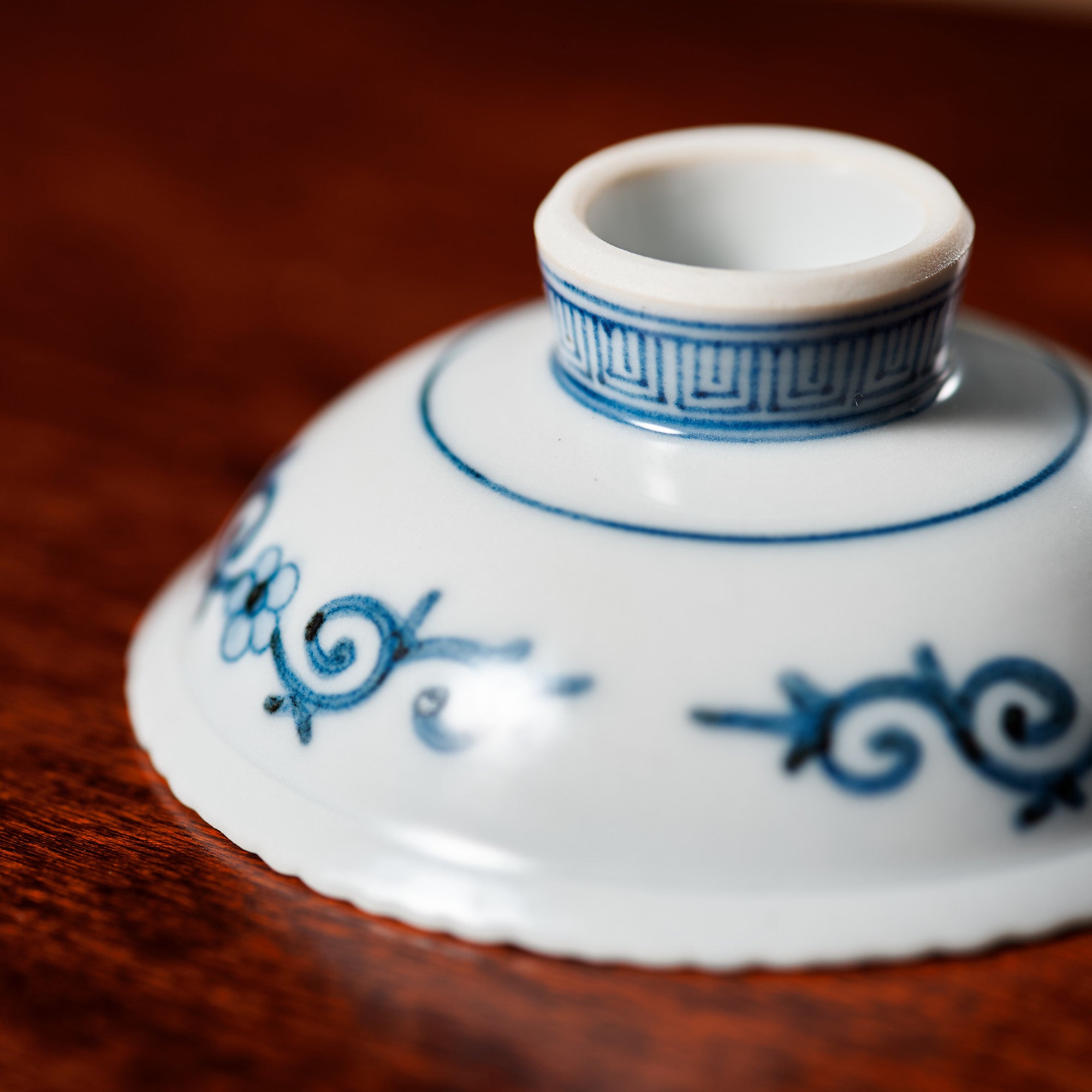 Taza de sake plana Sakazuki con diseño de tesoro
