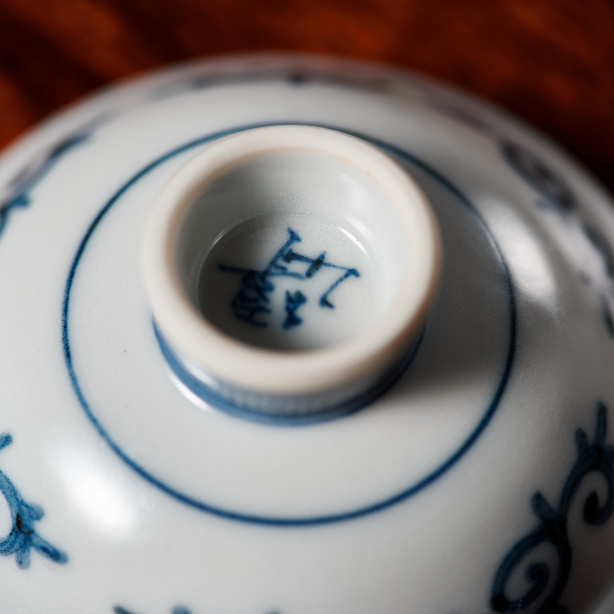 Taza de sake plana Sakazuki con diseño de tesoro
