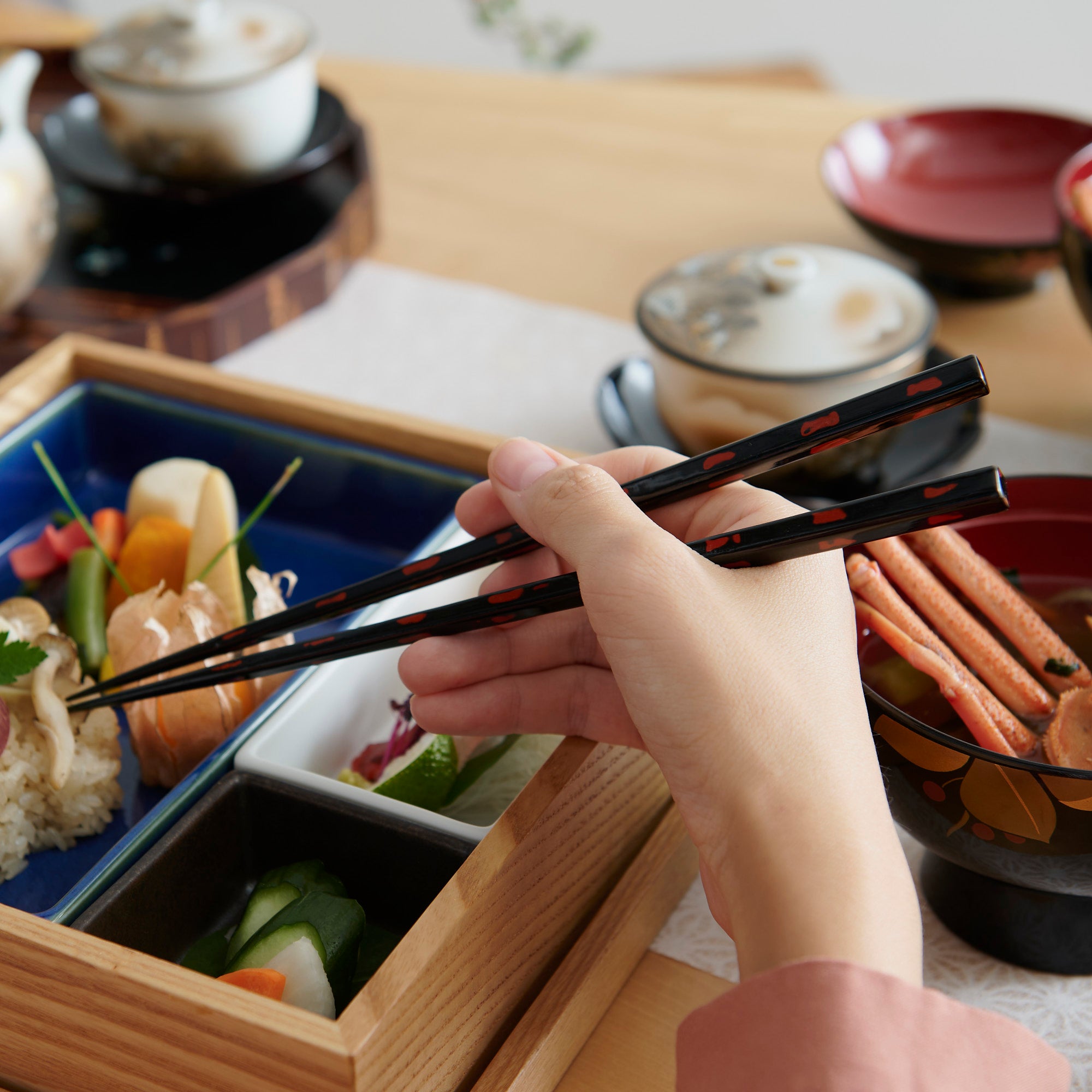 Matsukan Akebono/Negoro Wakasa Lacquerware Set of Two Pairs of Chopsticks 23.5 cm (9.3 in) / 20.5 cm (8.1 in)