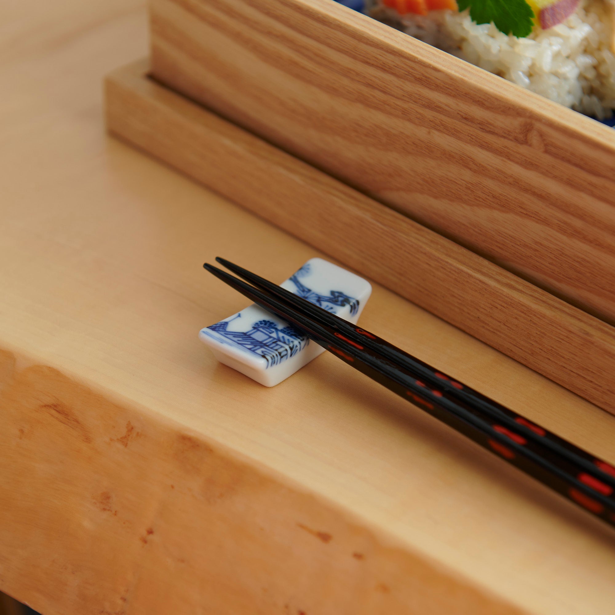 Choemon Palace and Landscape Kutani Chopstick Rest Set