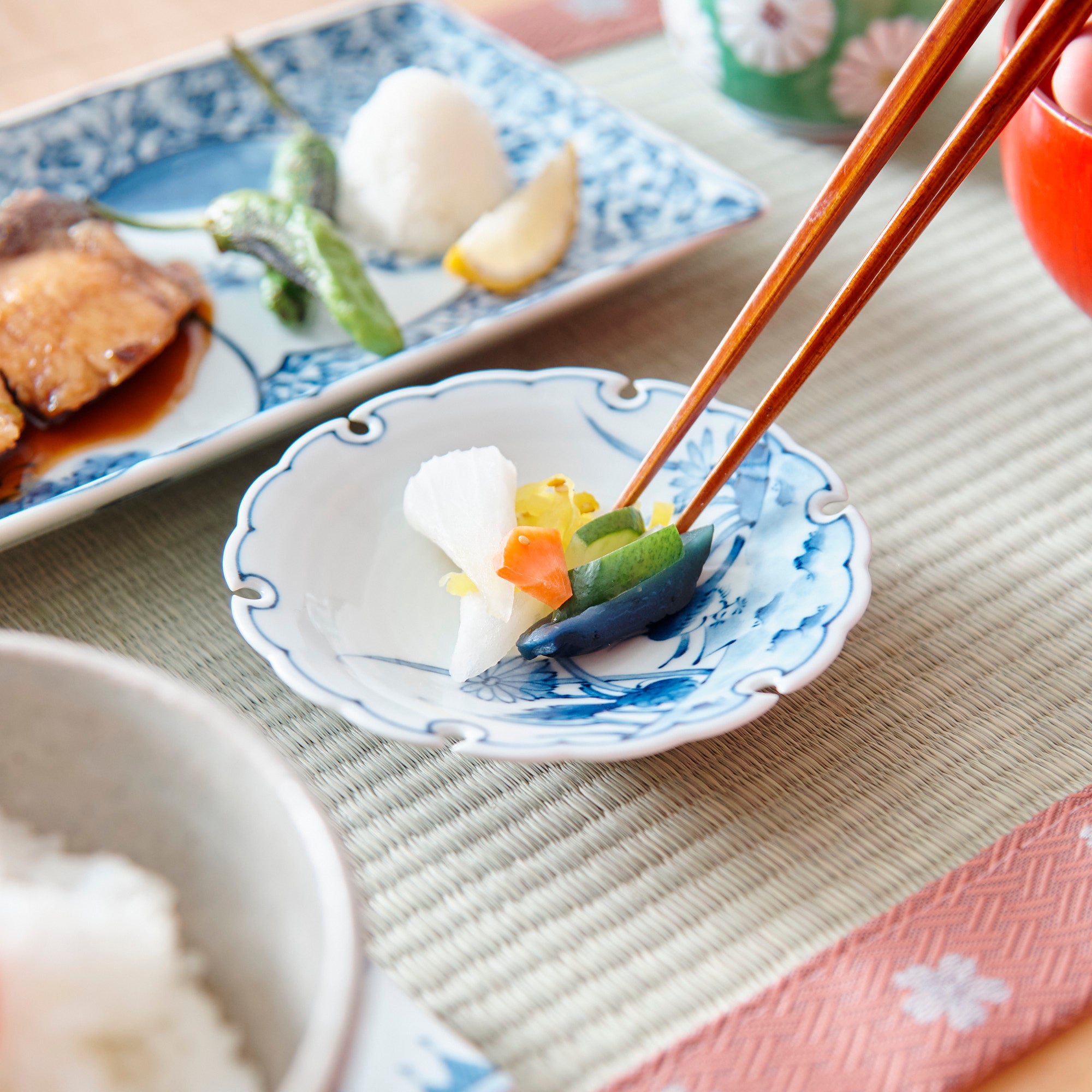 Snowflake-Shaped Flowers and Birds Motif Sauce Plate