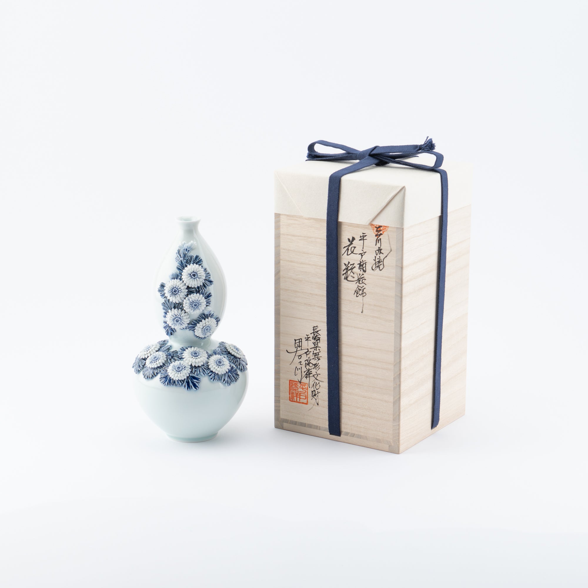 Hirado Chrysanthemum Sometsuke Flower Vase